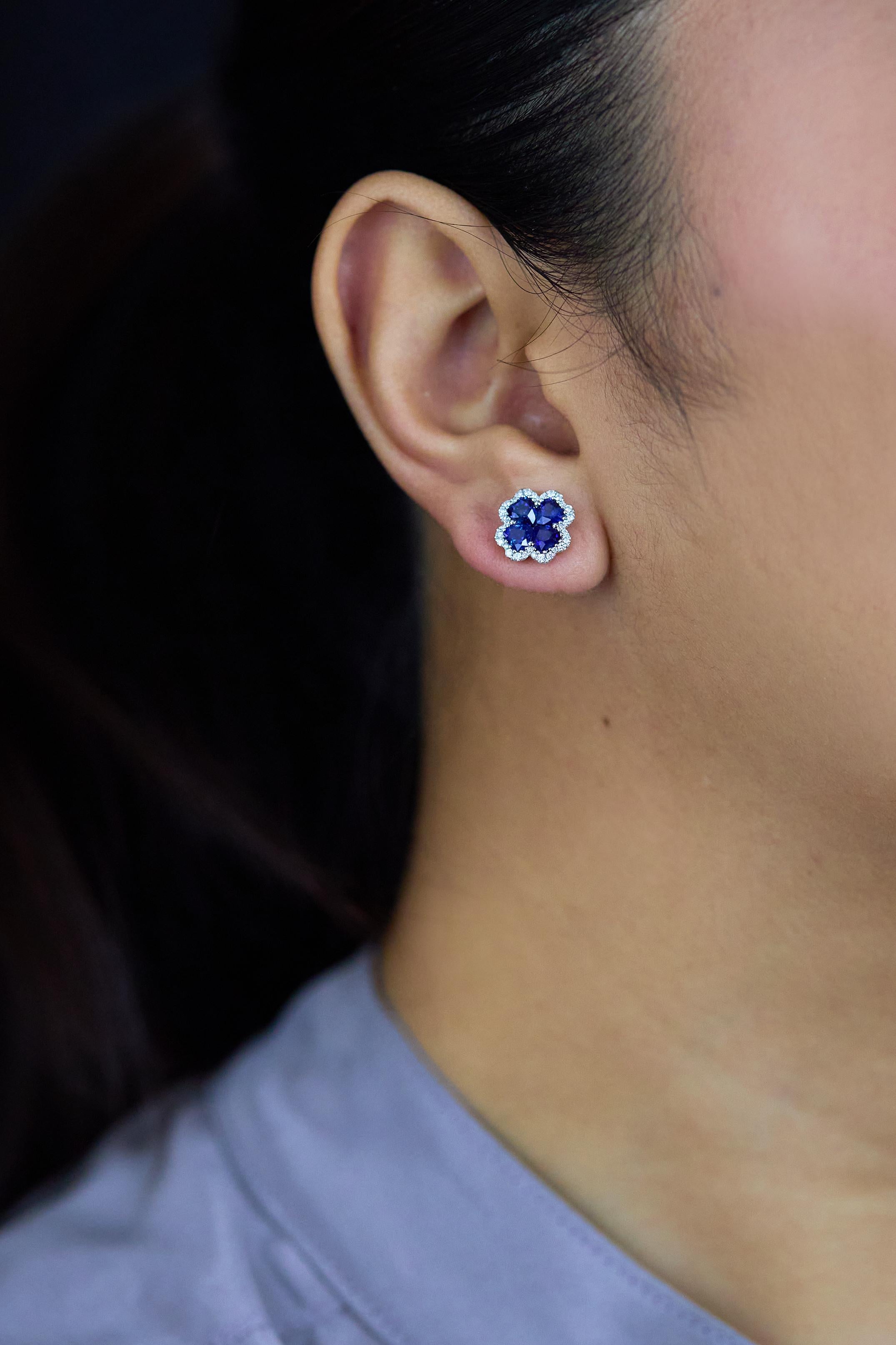 Contemporain Roman Malakov clous d'oreilles trèfle en forme de cœur avec saphirs et diamants de 2,48 carats au total en vente