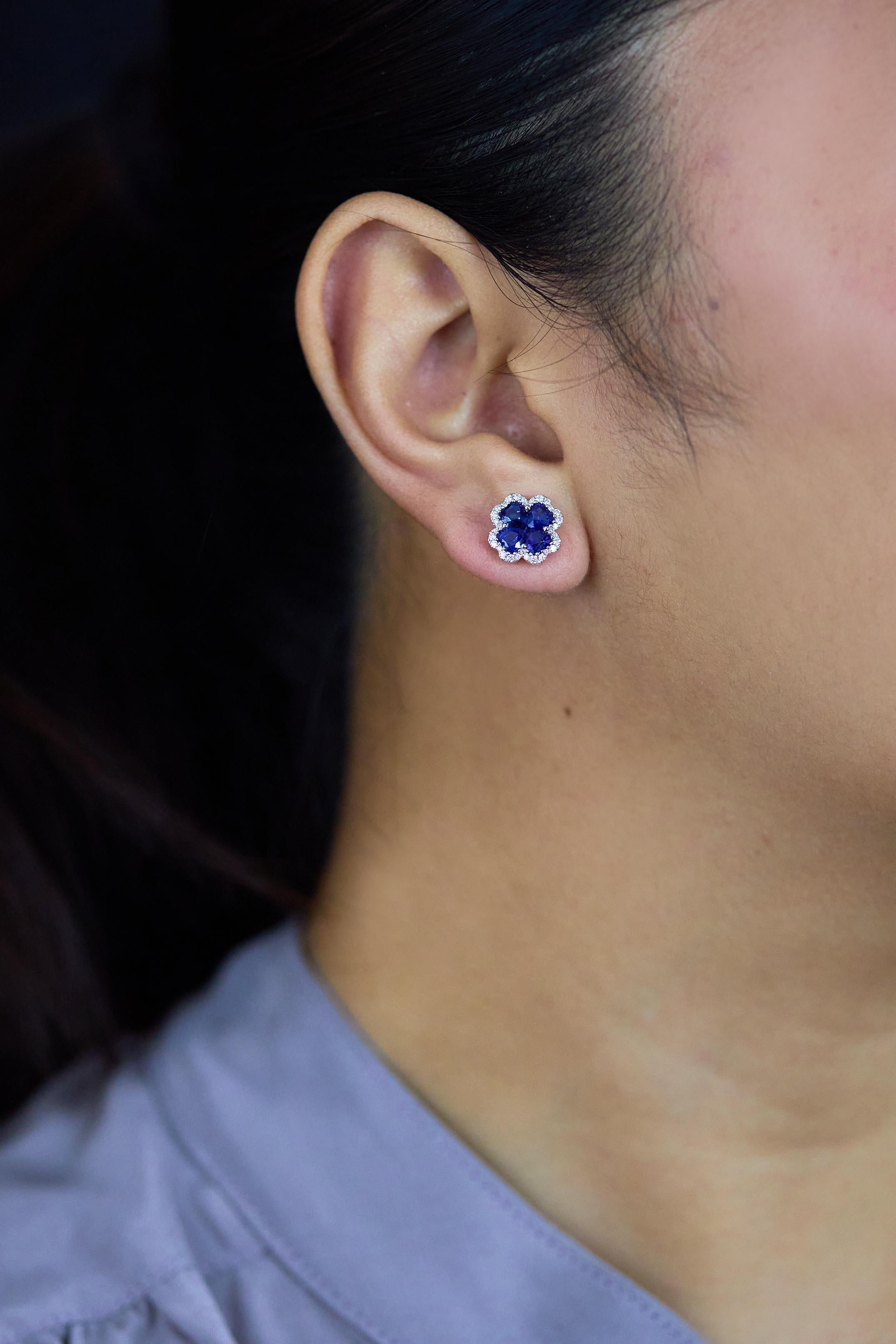 Taille cœur Roman Malakov clous d'oreilles trèfle en forme de cœur avec saphirs et diamants de 2,48 carats au total en vente