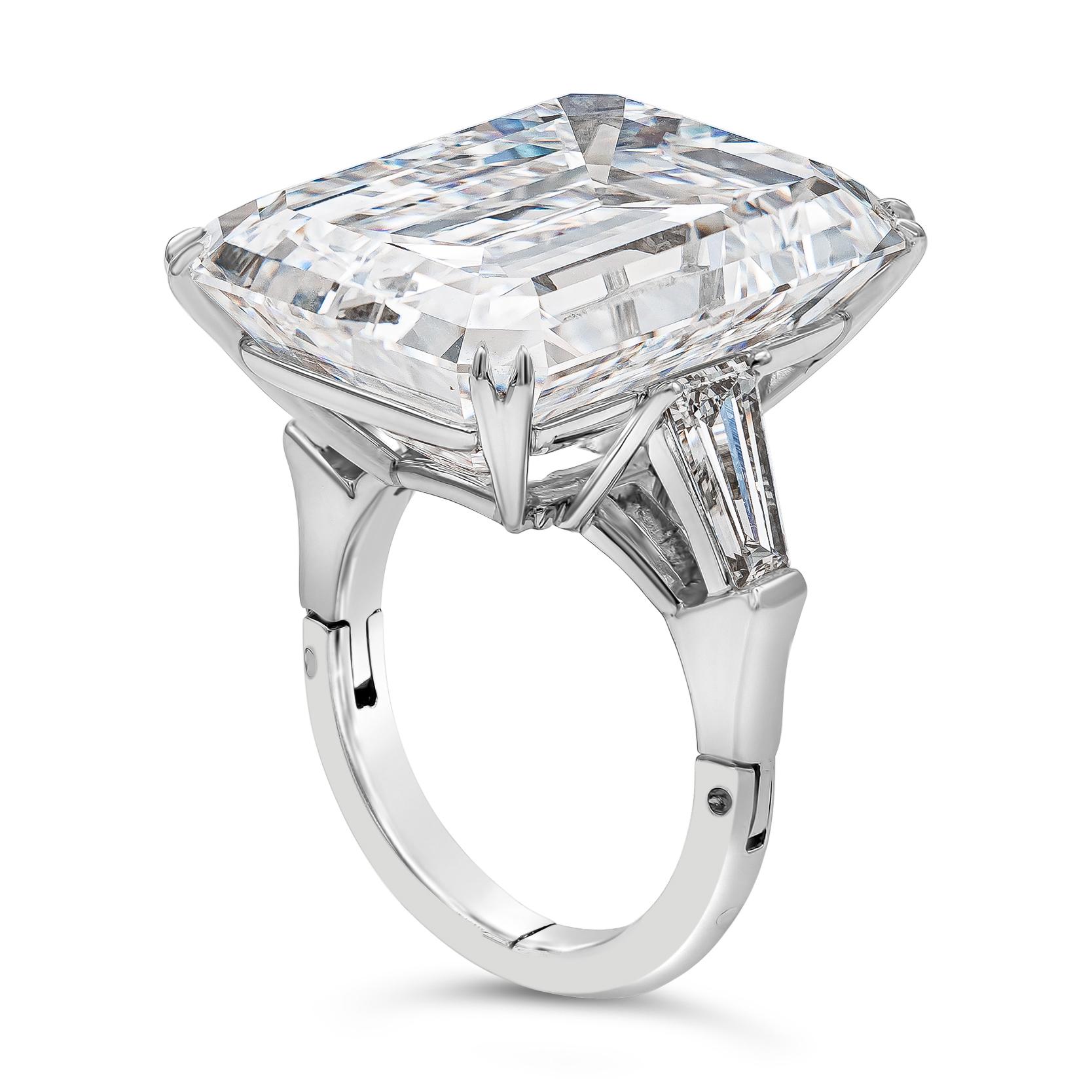 Contemporain Bague de fiançailles à trois pierres en diamants taille émeraude de 25.32 carats certifié GIA en vente