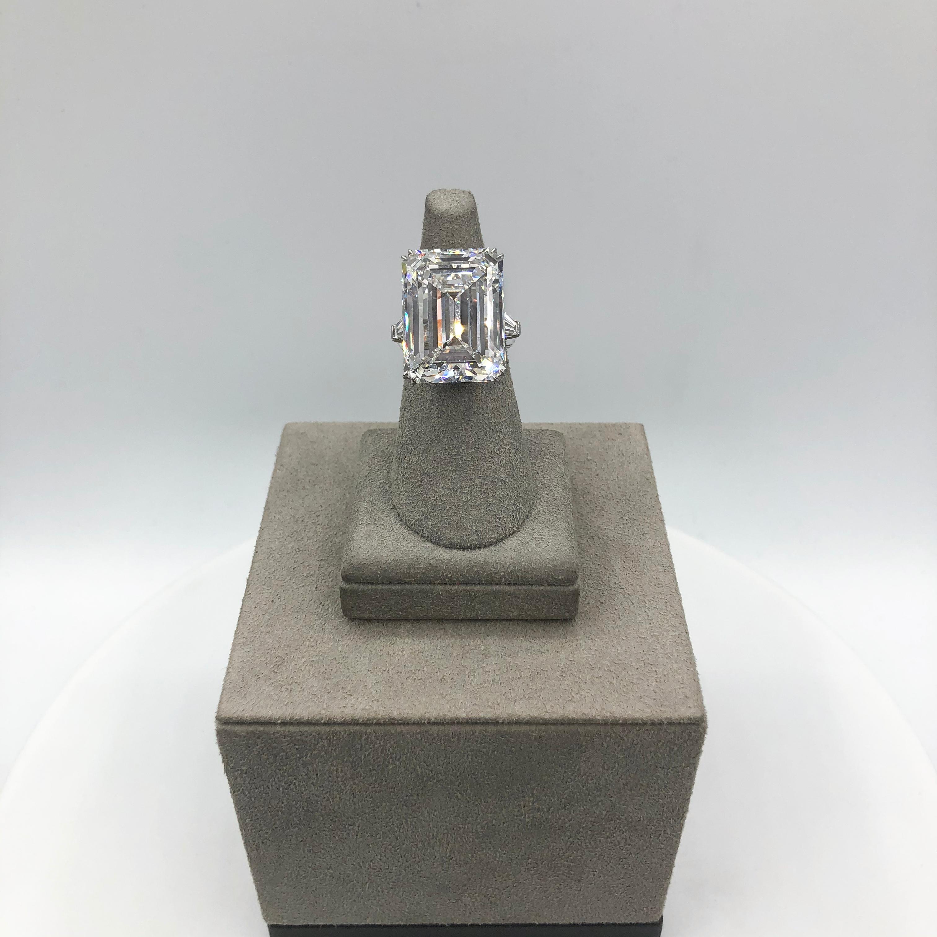 Bague de fiançailles à trois pierres en diamants taille émeraude de 25.32 carats certifié GIA Pour femmes en vente