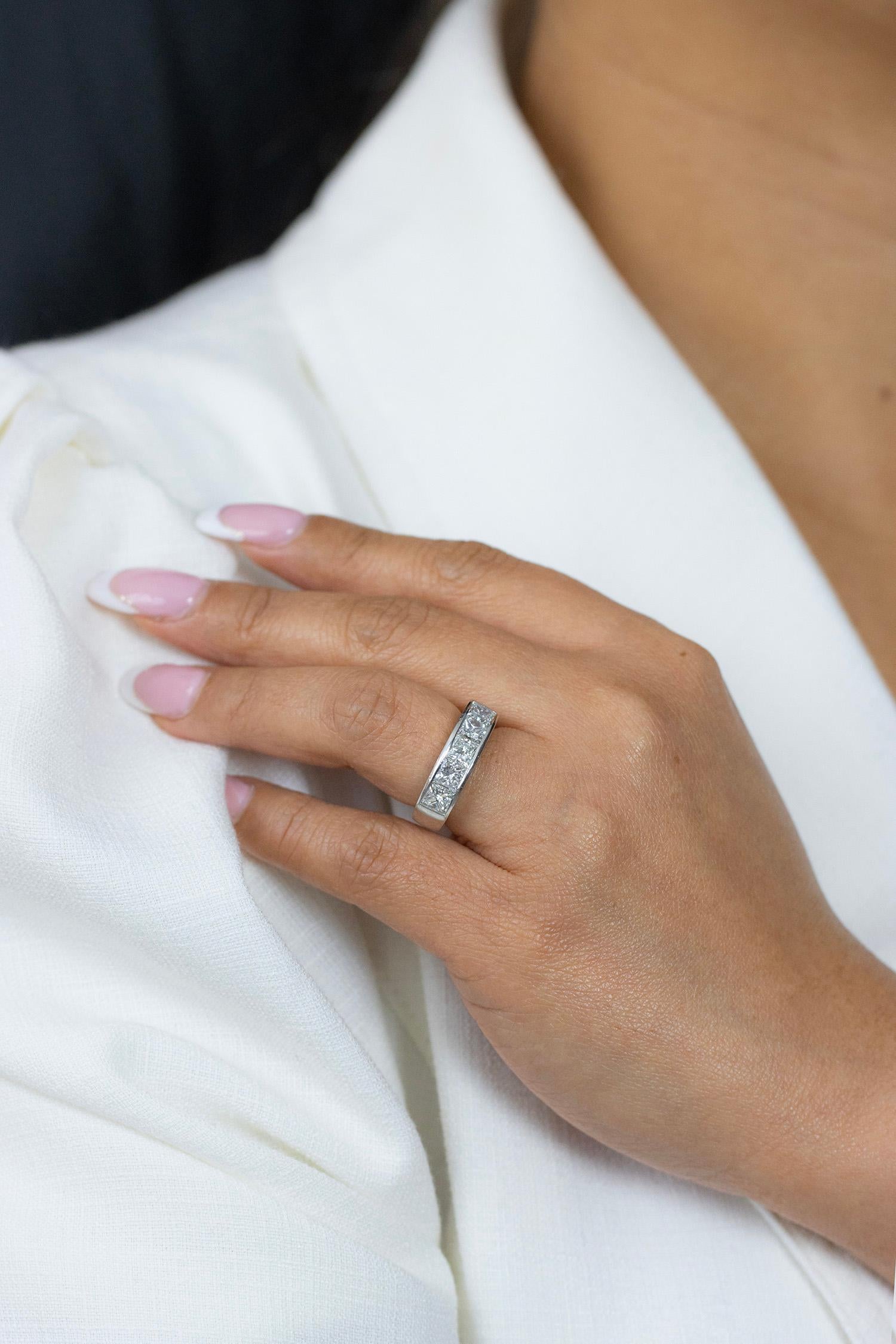 Roman Malakov Alianza de boda de cinco piedras con diamantes talla princesa de 2,51 quilates en Nuevo estado para la venta en New York, NY
