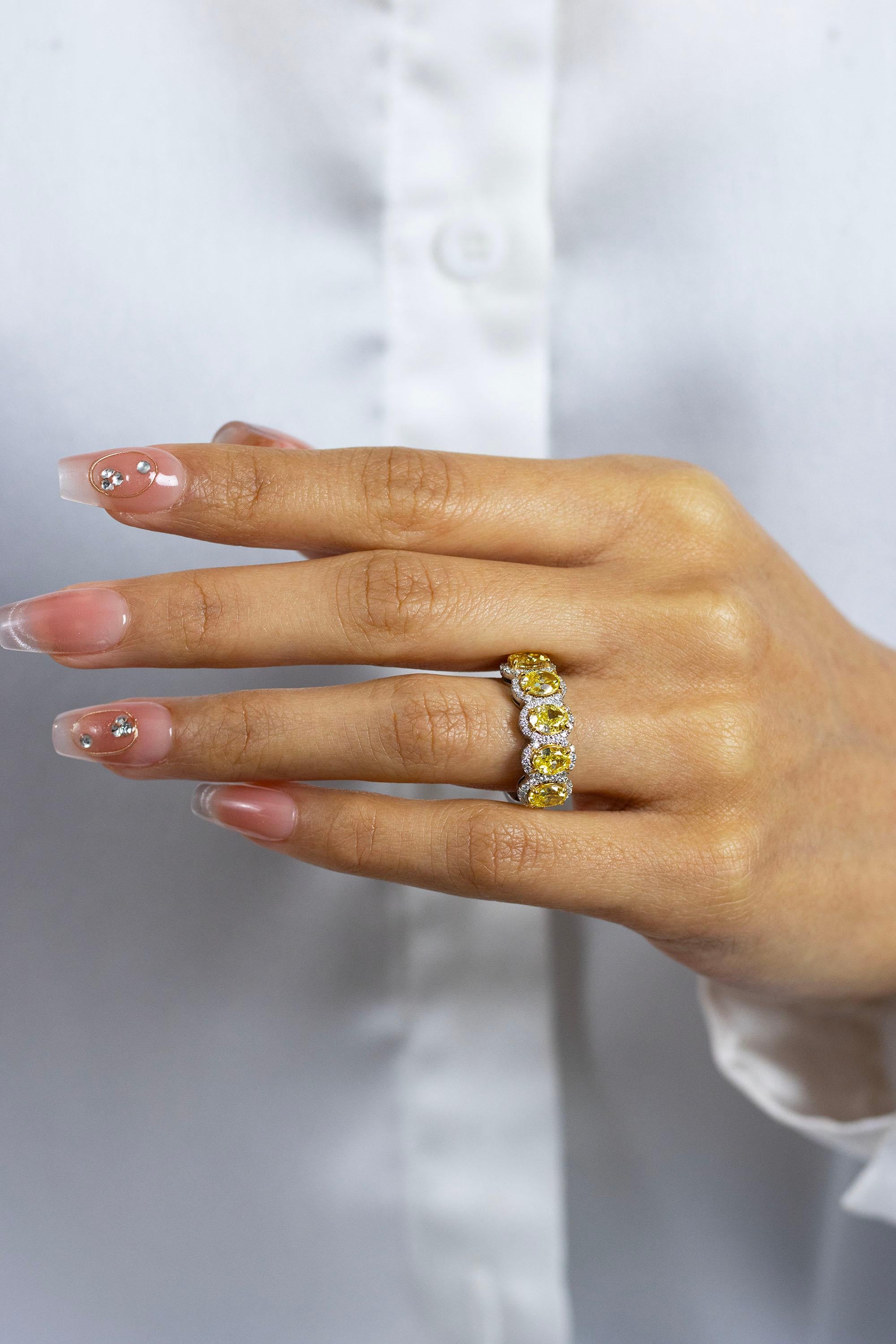 Roman Malakov 2,51 Karat Ovalschliff intensiv gelber Diamant Fünf-Stein-Ring im Zustand „Neu“ im Angebot in New York, NY