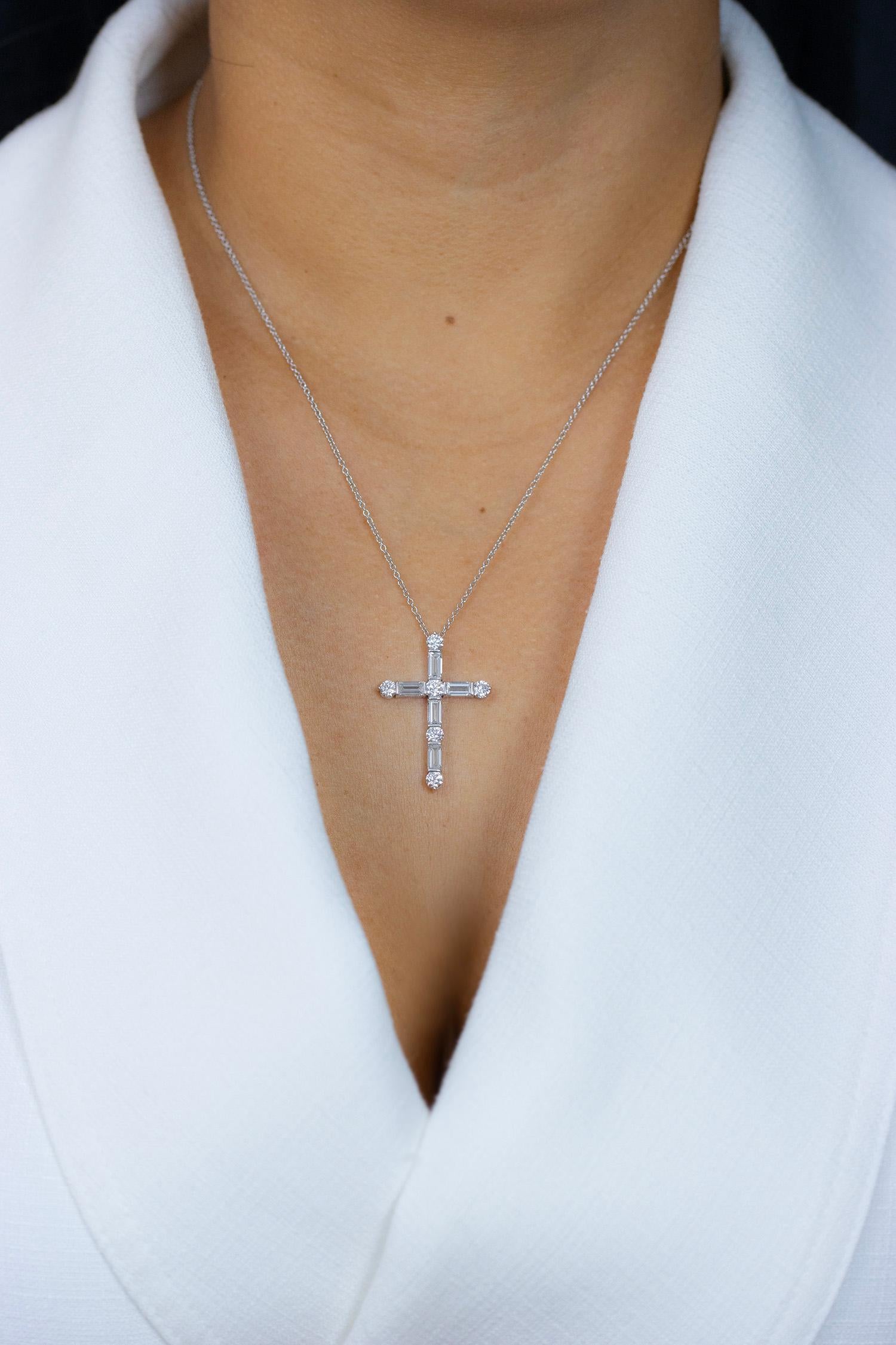 Roman Malakov 2.53 Carats Total Mixed Cut Diamond Cross Pendant Necklace In New Condition For Sale In New York, NY