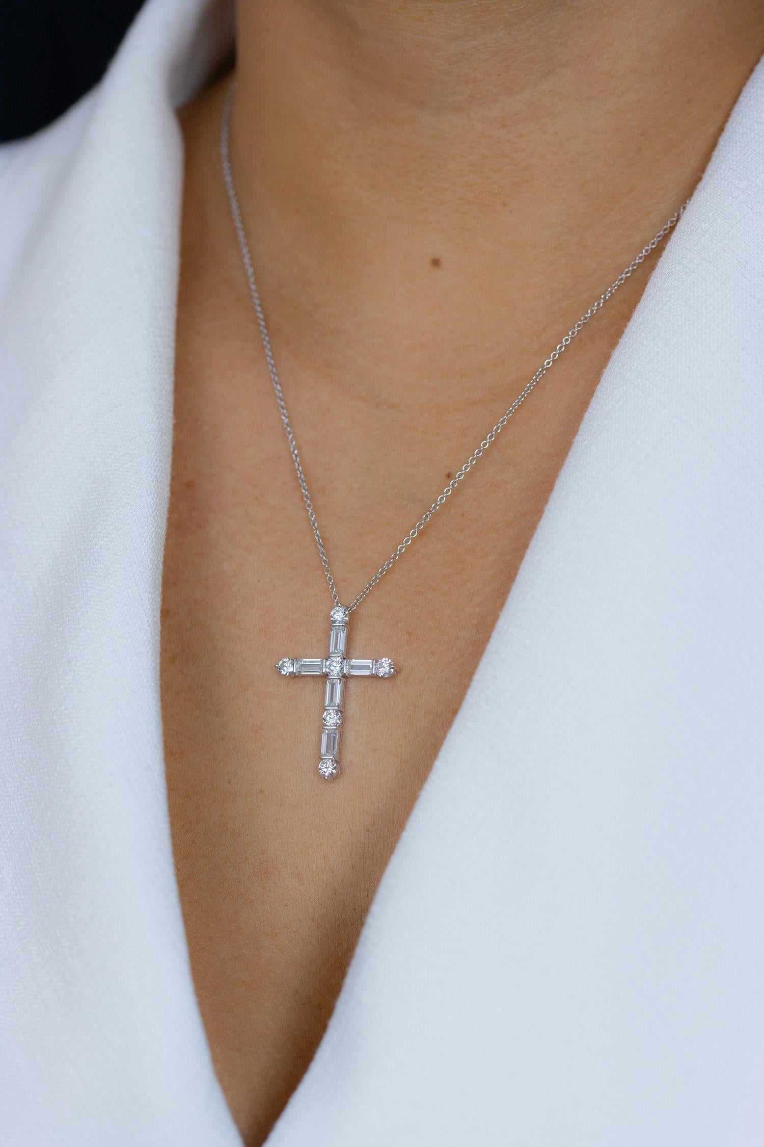 Roman Malakov, collier pendentif croix de diamants tailles mixtes de 2,53 carats au total Pour femmes en vente
