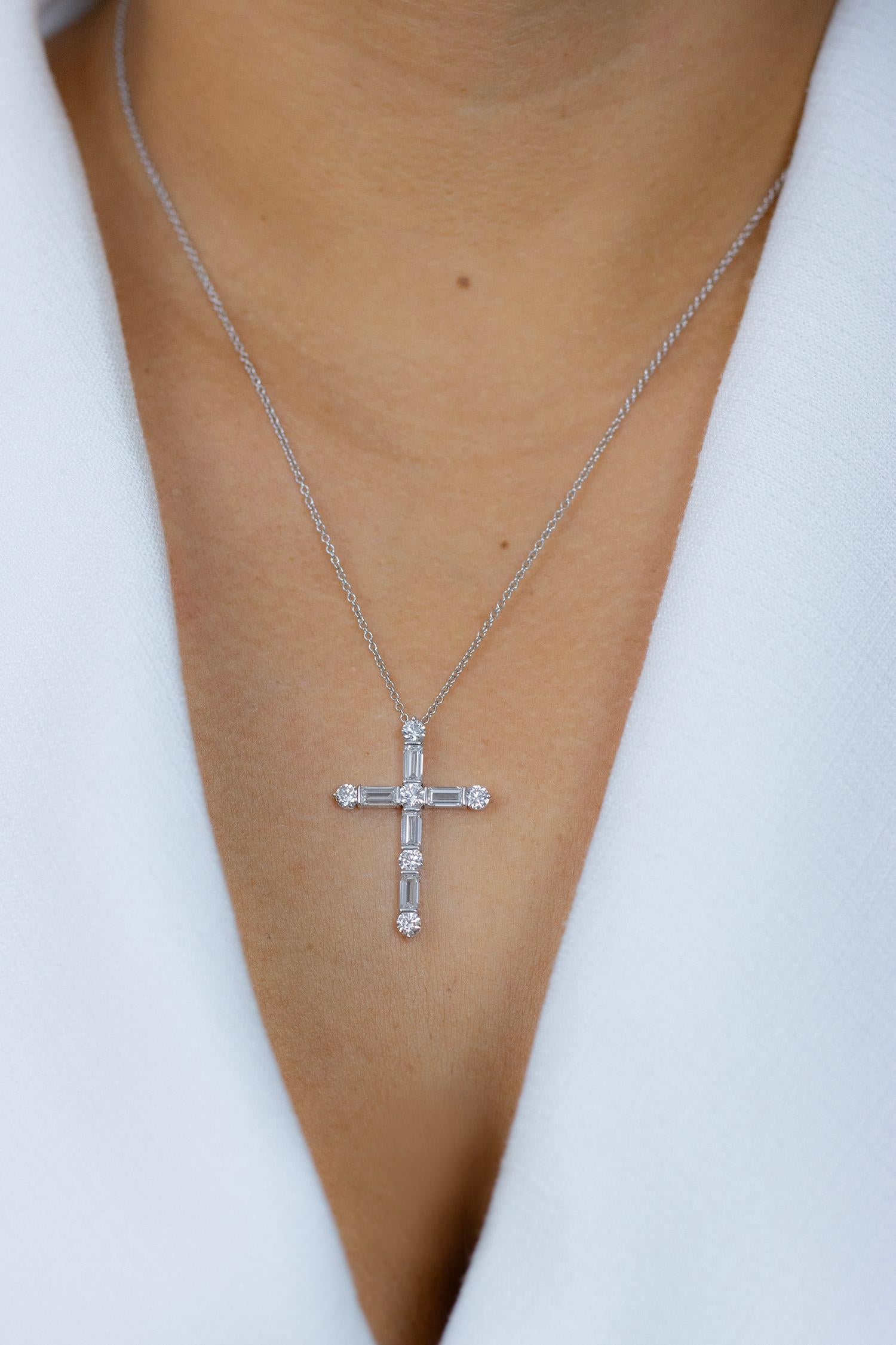 Roman Malakov, collier pendentif croix de diamants tailles mixtes de 2,53 carats au total en vente 1