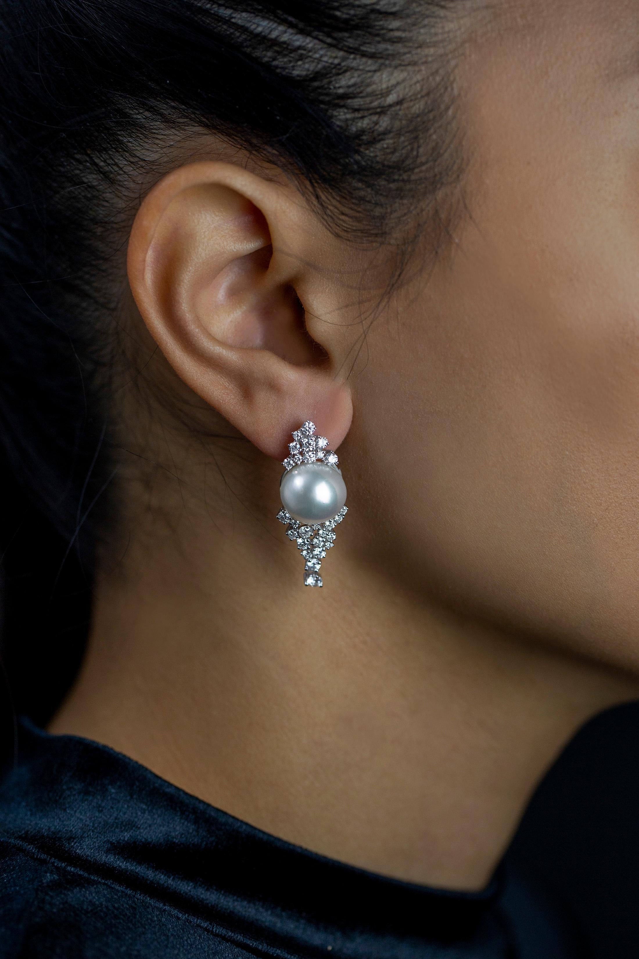 Roman Malakov, clous d'oreilles en diamants de 2.56 carat et perles des mers du Sud Neuf - En vente à New York, NY