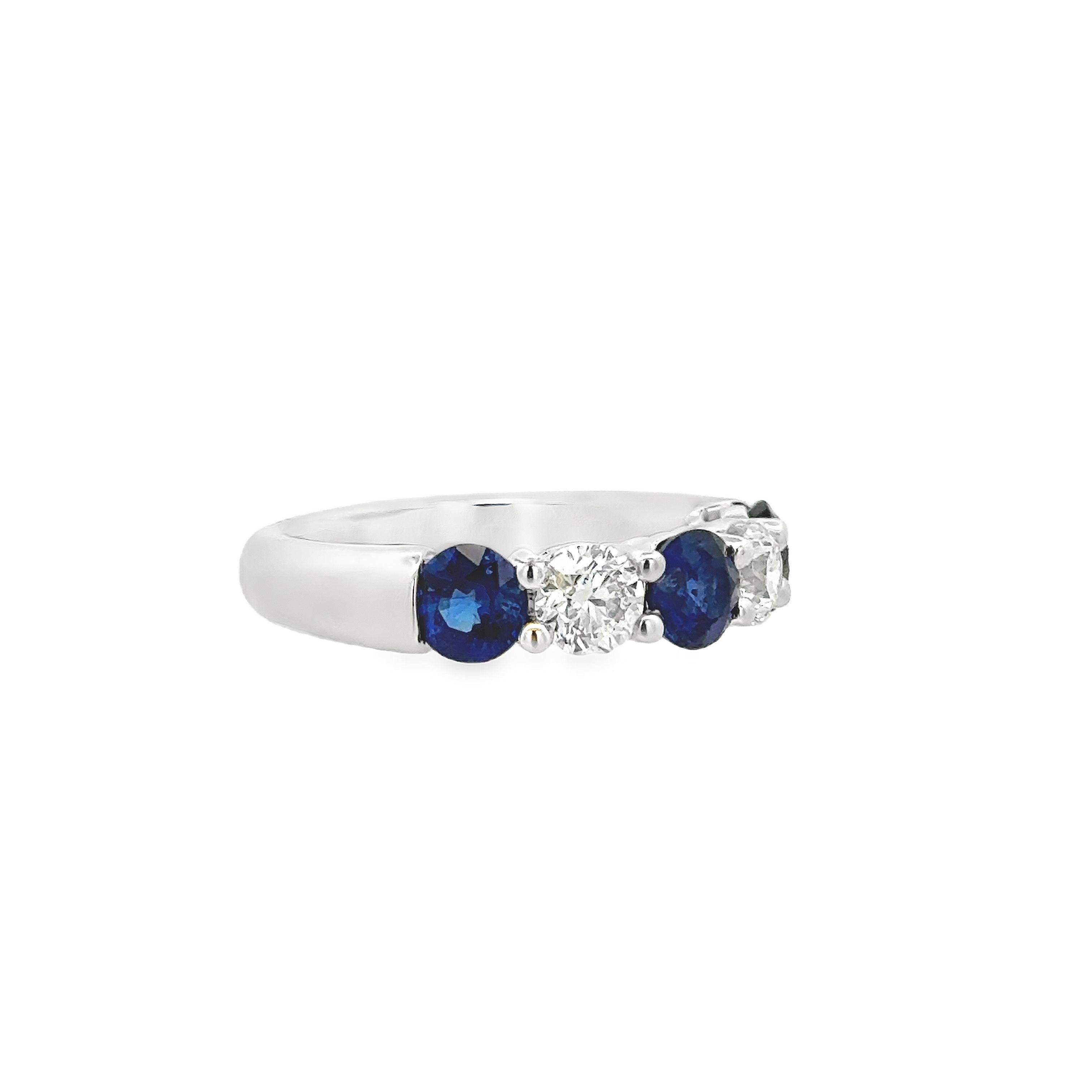 Ein schöner Ehering mit drei rund geschliffenen Saphiren mit einem Gesamtgewicht von 1,74 Karat und zwei rund geschliffenen Diamanten mit einem Gesamtgewicht von 0,82 Karat, die abwechselnd in einer gemeinsamen Zackenfassung gefasst sind. Fein