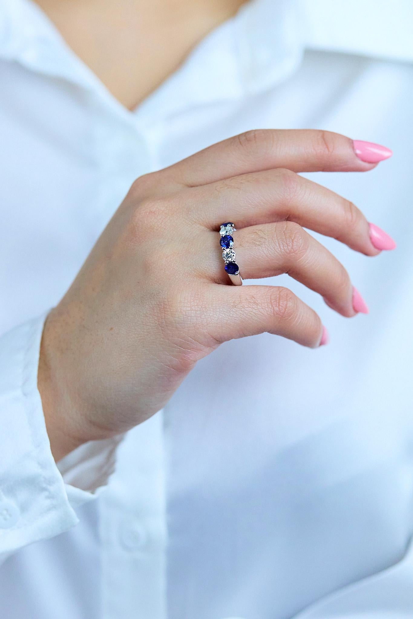 Roman Malakov 2,56 Karat insgesamt Rundschliff Saphir & Diamant Fünf-Stein-Ring im Zustand „Neu“ im Angebot in New York, NY