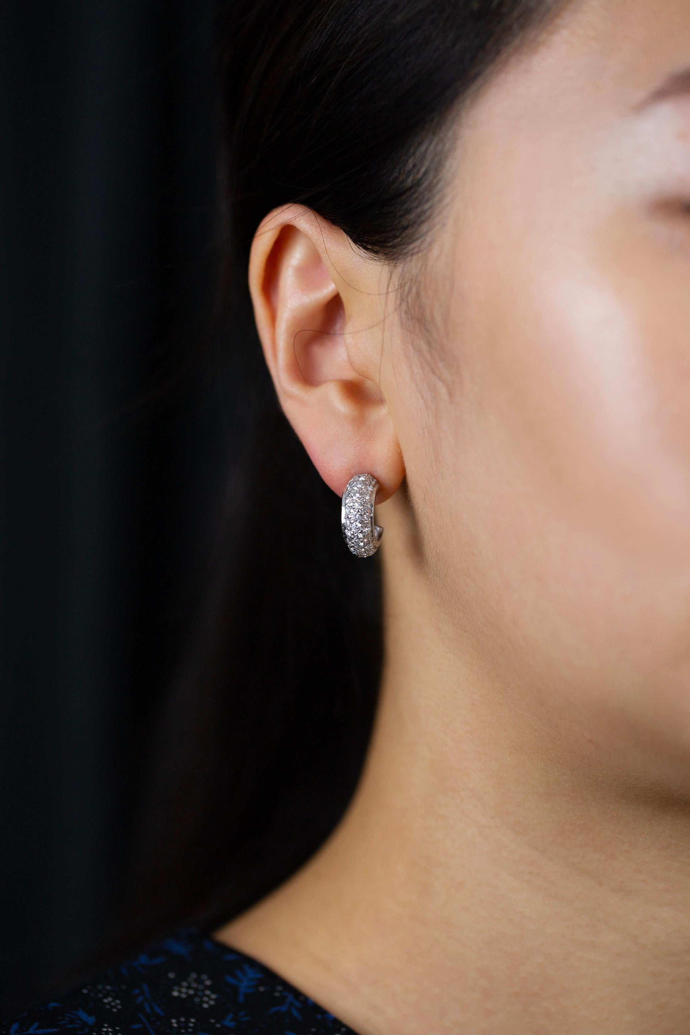 Roman Malakov 2.58 Carat Total Round Diamond Pave Huggie Hoop Earrings im Zustand „Neu“ im Angebot in New York, NY