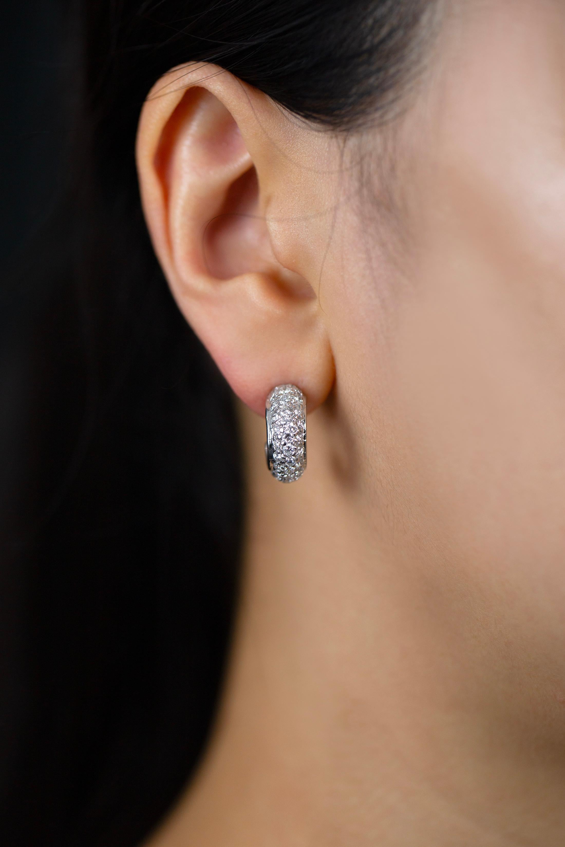 Roman Malakov 2.58 Carat Total Round Diamond Pave Huggie Hoop Earrings Damen im Angebot