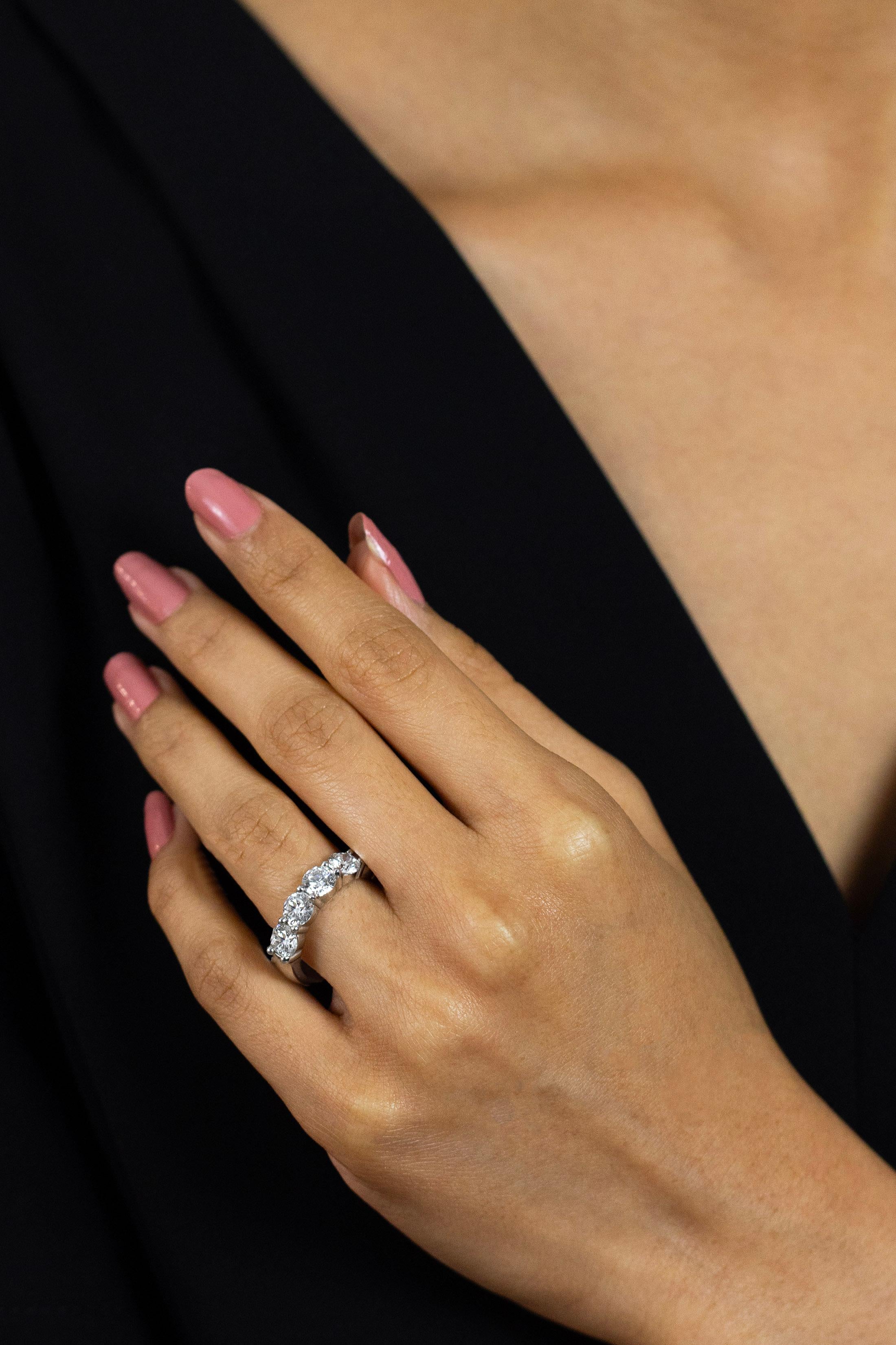 Roman Malakov 2,58 Karat Diamant-Hochzeitsring mit fünf Steinen im Rundschliff im Zustand „Neu“ im Angebot in New York, NY