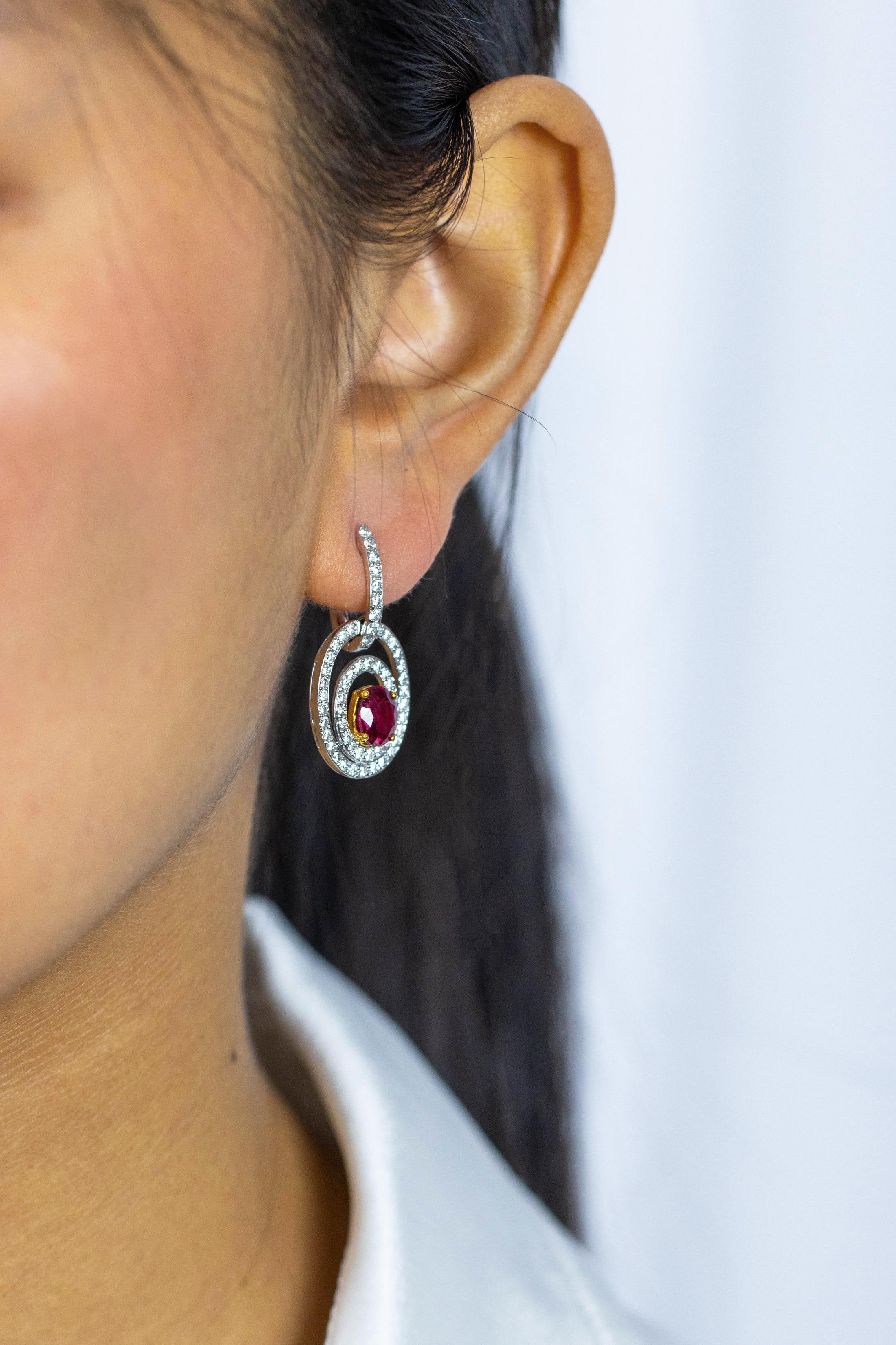 Roman Malakov Pendientes colgantes de rubí talla oval de 2,67 con diamante redondo Corte oval en venta
