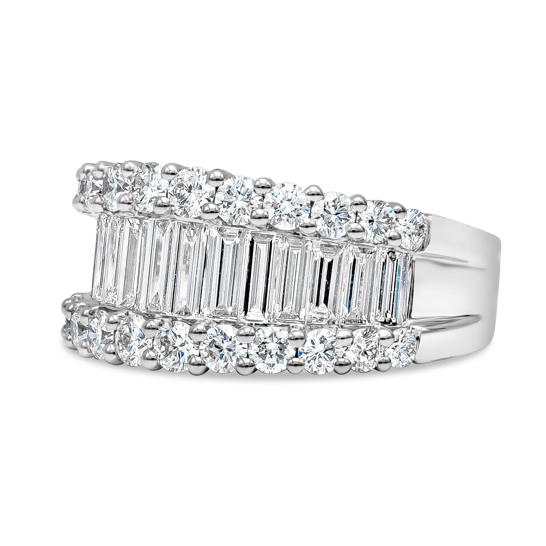 Un anillo ancho atemporal y a la moda que exhibe 14 diamantes baguette que se gradúan con elegancia en un tamaño aproximado de 8,20 mm-10,75 mm, acabado con un total de 24 diamantes redondos brillantes diseñados como filas a cada lado del anillo.