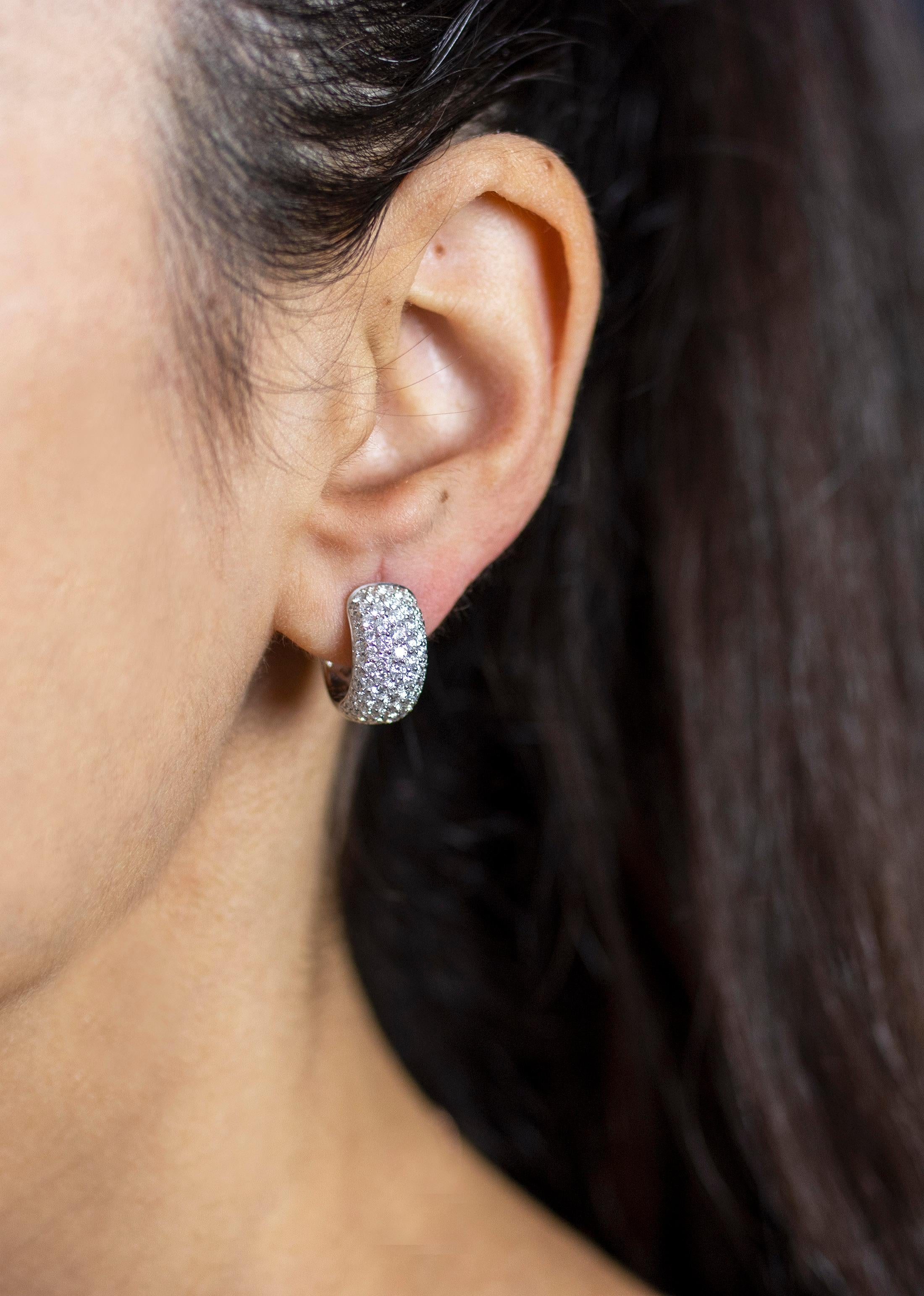 Roman Malakov Große Huggie-Ohrringe mit 2,72 Karat runden Diamanten im Zustand „Neu“ im Angebot in New York, NY