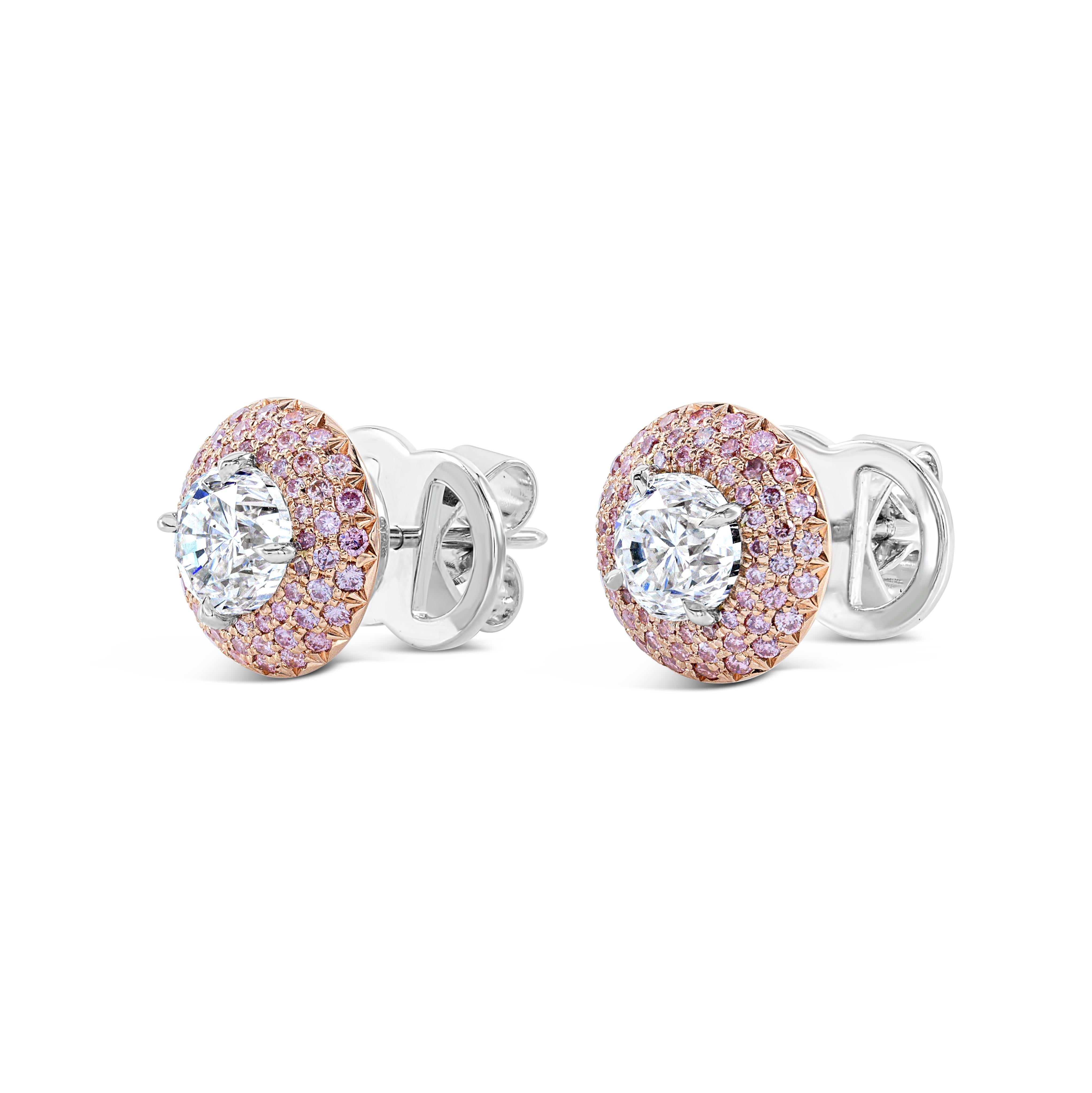 Une paire de boucles d'oreilles chic, présentant deux diamants ronds de taille brillant pesant 1,01 et 1,02 carats certifiés par GIA de couleur D et de pureté SI1, chacun serti sur une monture à quatre griffes en platine. Accentué par des diamants