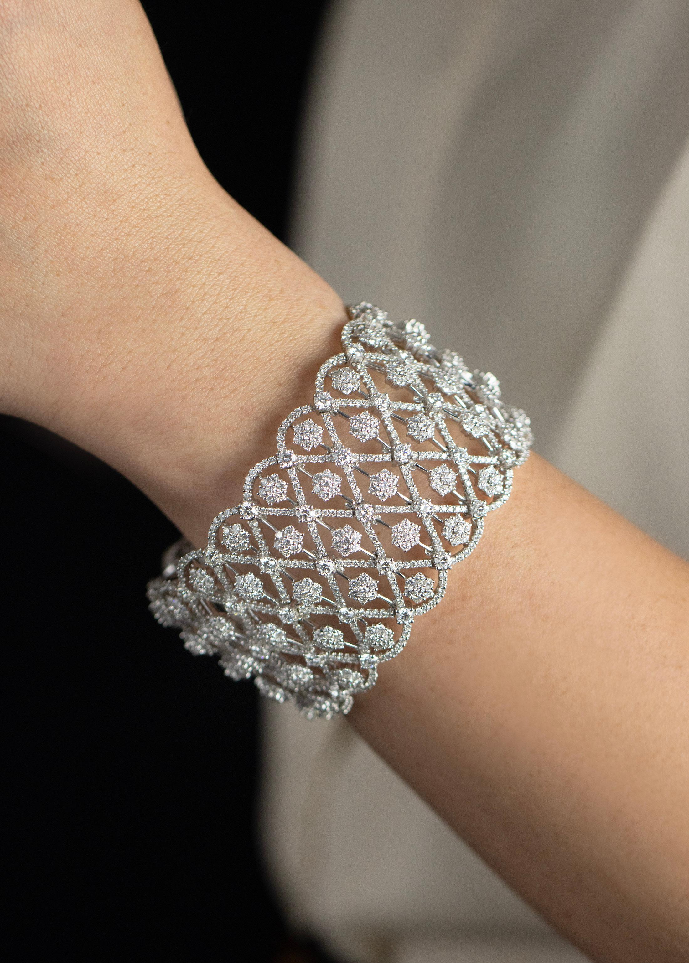 Moderno Roman Malakov Diamonds 28,17 carati totali taglio rotondo, bracciale largo con cluster di diamanti in vendita