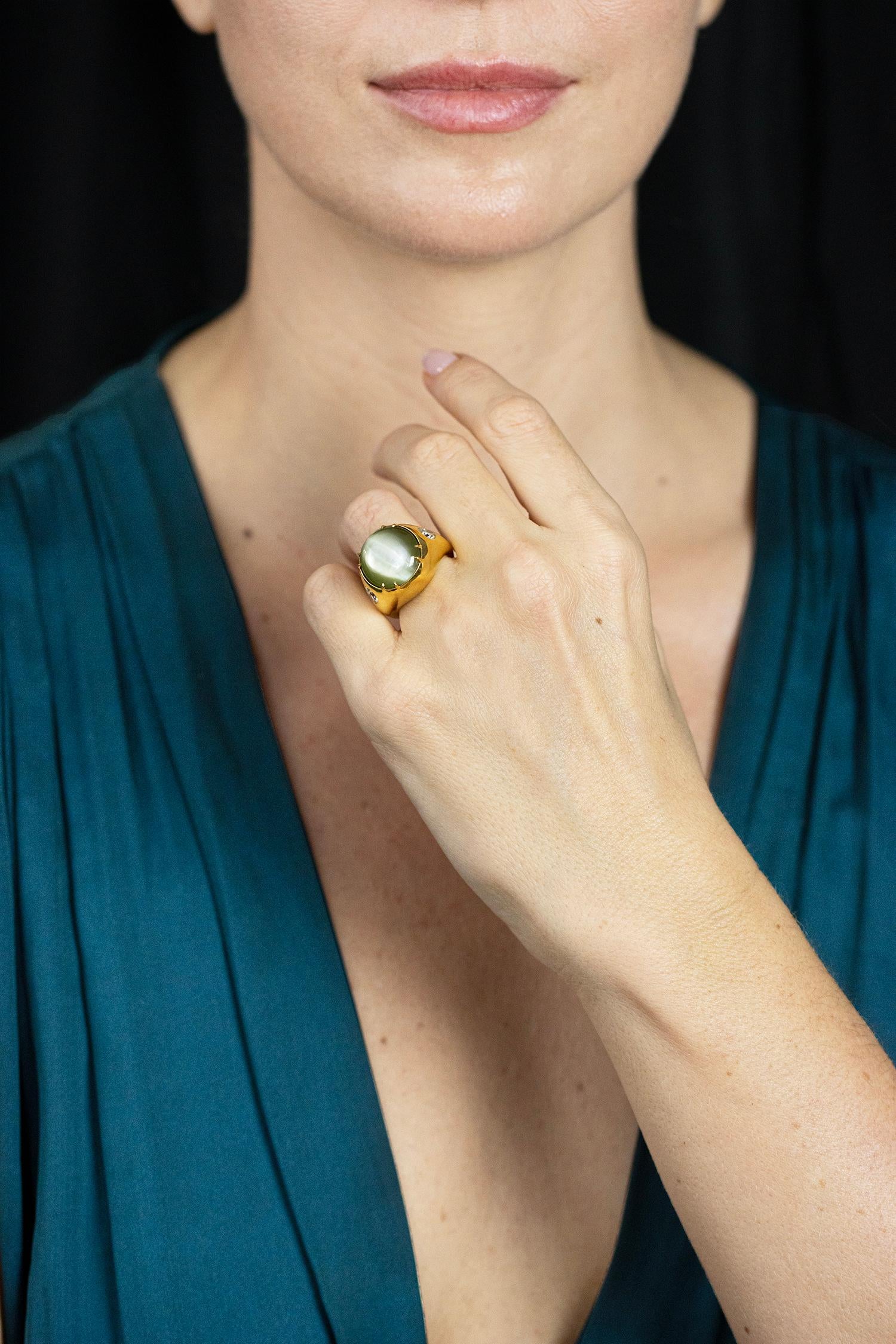 Contemporary Roman Malakov 28.30 Carats Chrysoberyl Cabochon Cat's Eye Diamond Cocktail Ring For Sale