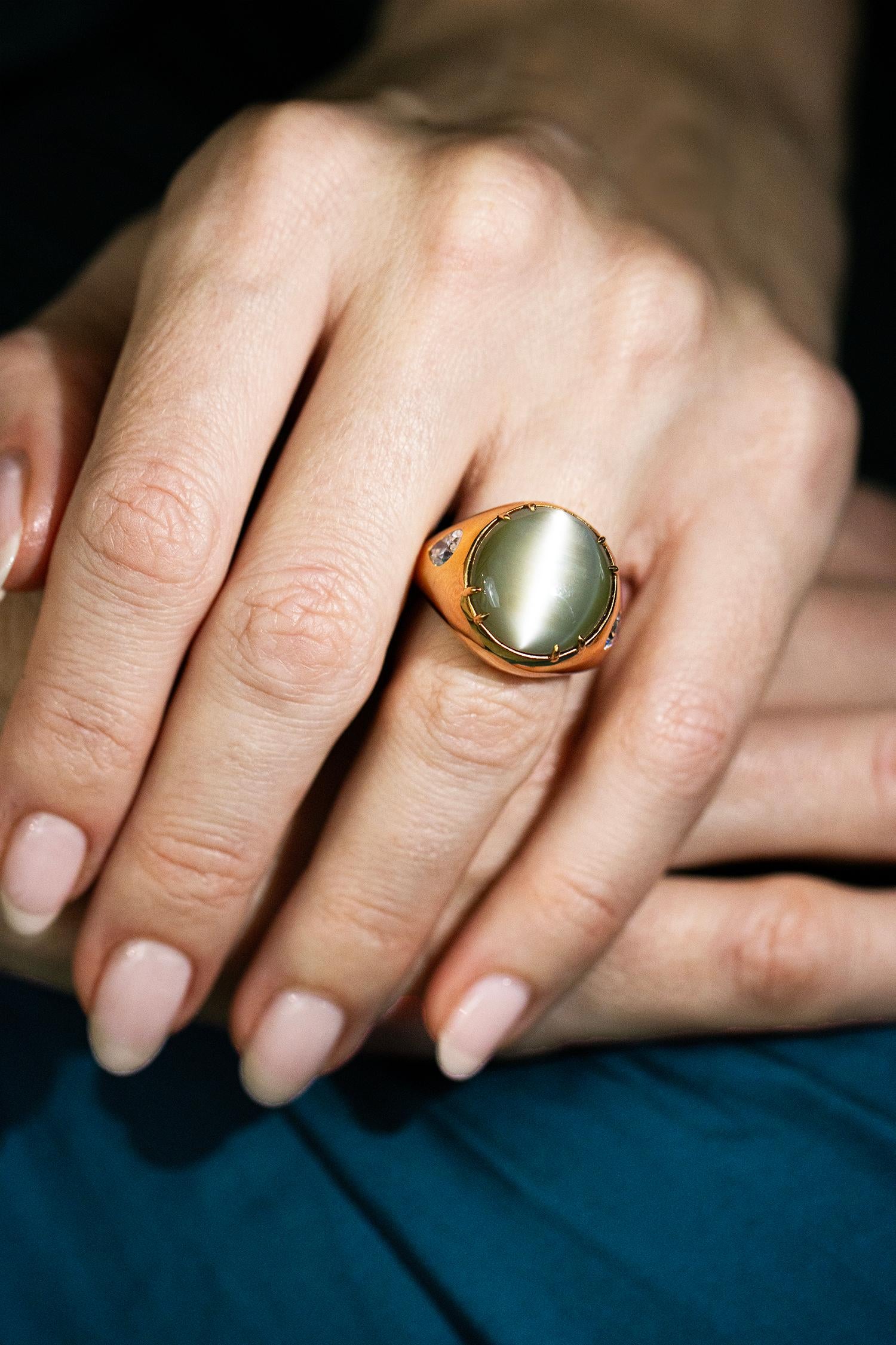 Roman Malakov 28.30 Carats Chrysoberyl Cabochon Cat's Eye Diamond Cocktail Ring For Sale 1
