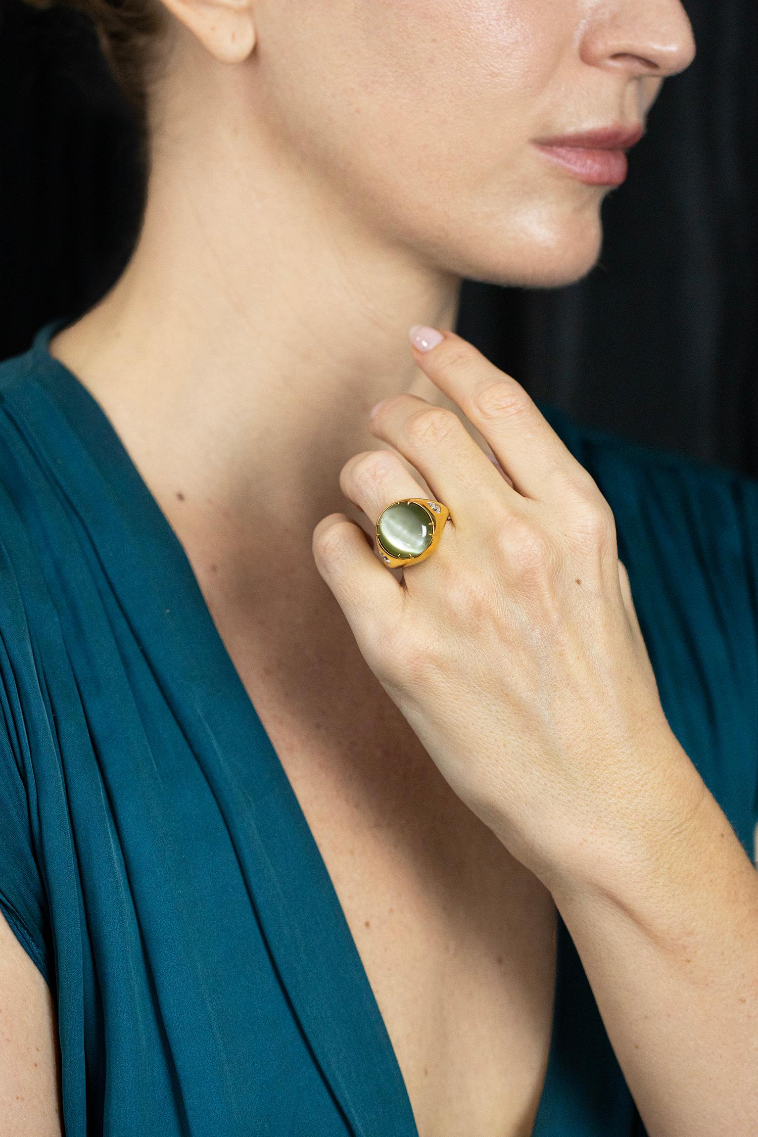 Roman Malakov 28.30 Carats Chrysoberyl Cabochon Cat's Eye Diamond Cocktail Ring In Excellent Condition For Sale In New York, NY