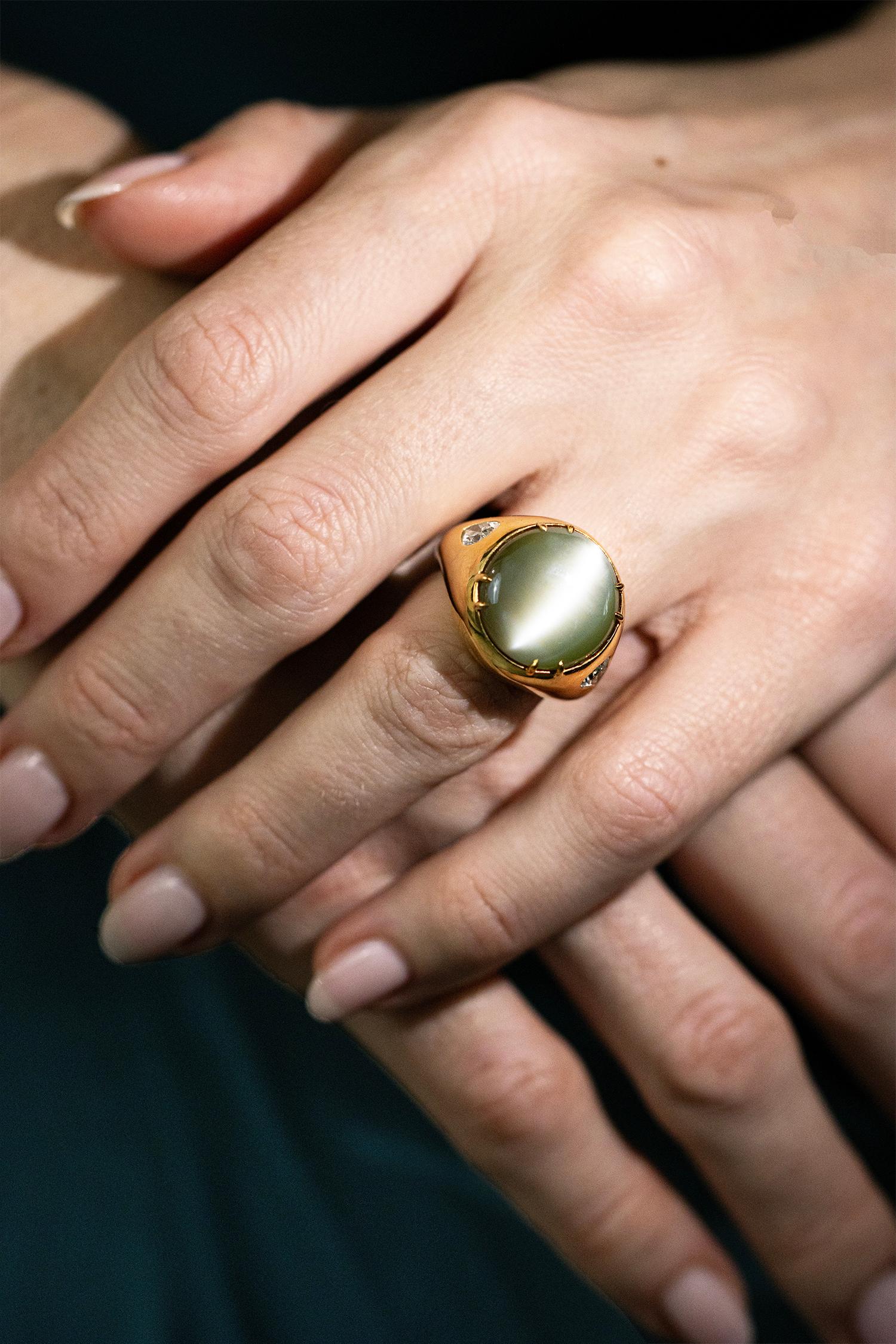 Roman Malakov 28.30 Carats Chrysoberyl Cabochon Cat's Eye Diamond Cocktail Ring For Sale 2