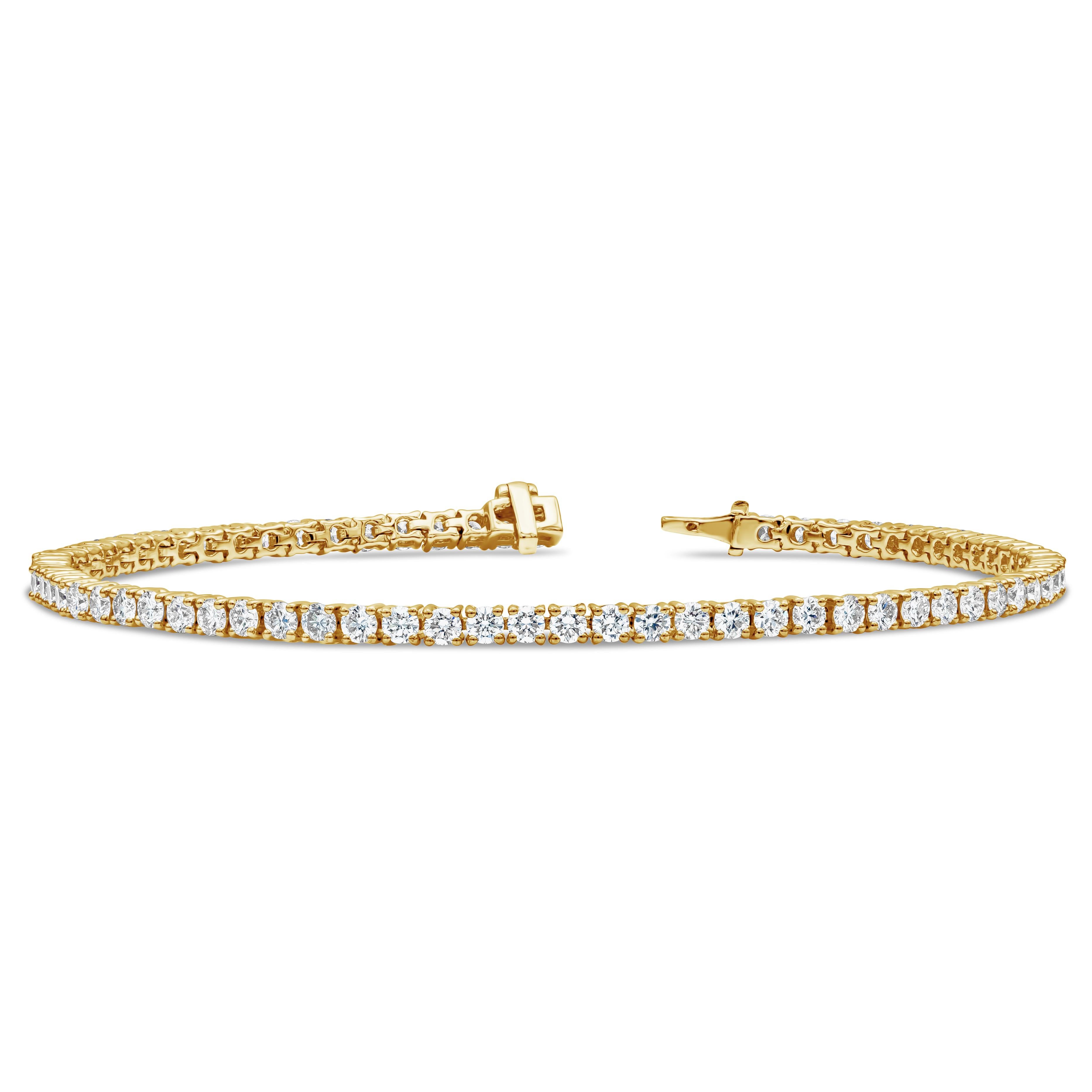 Un bracciale da tennis classico, con 76 diamanti rotondi taglio brillante per un peso totale di 3,07 carati con colore F e purezza VS, ciascuno incastonato in una montatura a quattro punte. Finemente realizzato in oro giallo 18 carati, misura 7