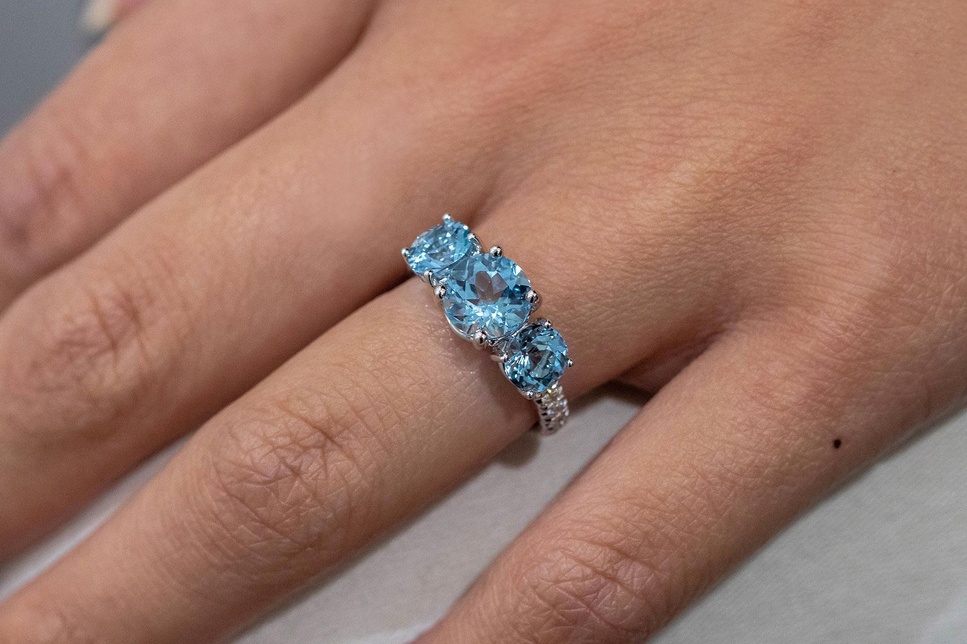 Roman Malakov 2.94 Carats Total Round Aquamarine Three-Stone Engagement Ring In New Condition For Sale In New York, NY