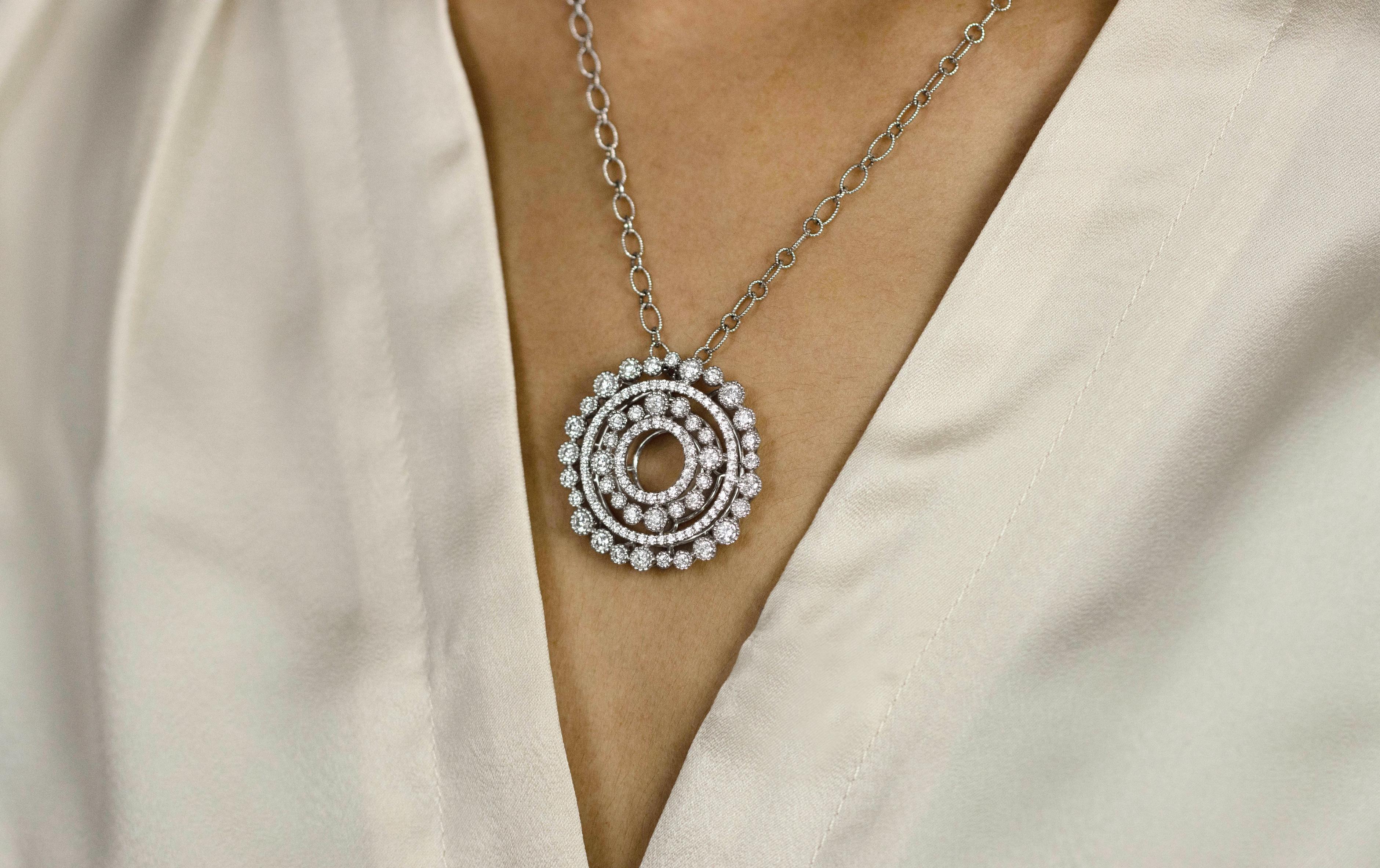 Donna Roman Malakov Diamonds, collana con ciondolo a forma di cerchio e diamanti a taglio rotondo da 2.94 carati totali in vendita