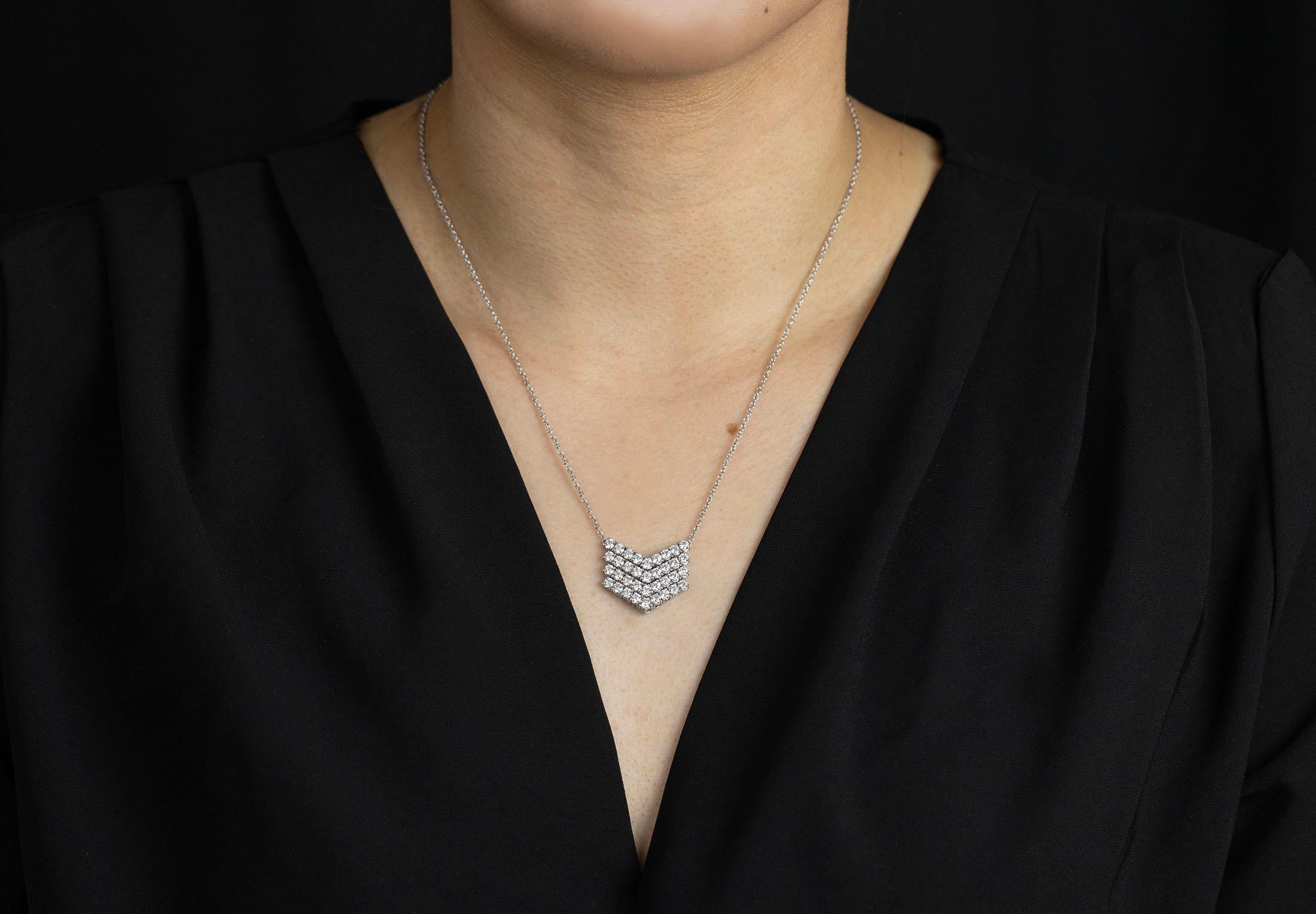 Roman Malakov Halskette mit Anhänger, 2,96 Karat runder Diamant im Chevron-Muster (Rundschliff) im Angebot