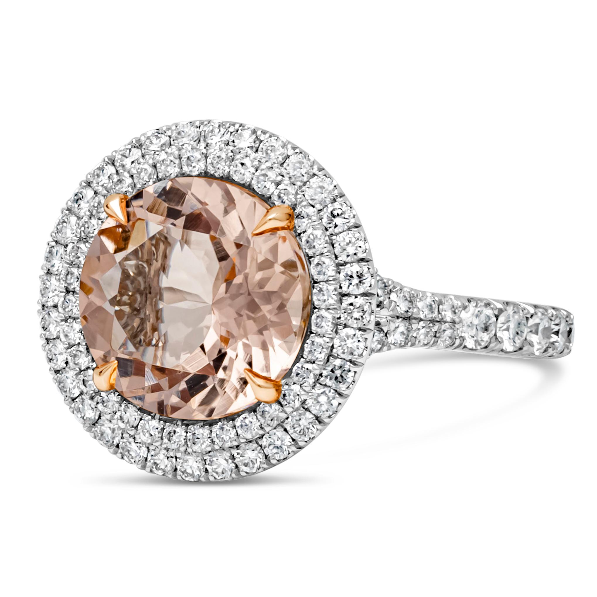 Un elegante anello di fidanzamento con una morganite rotonda taglio brillante di 3,01 carati, incastonata in una classica montatura a quattro punte. Circondato da una doppia aureola di diamanti rotondi taglio brillante e accentuato da un gambo