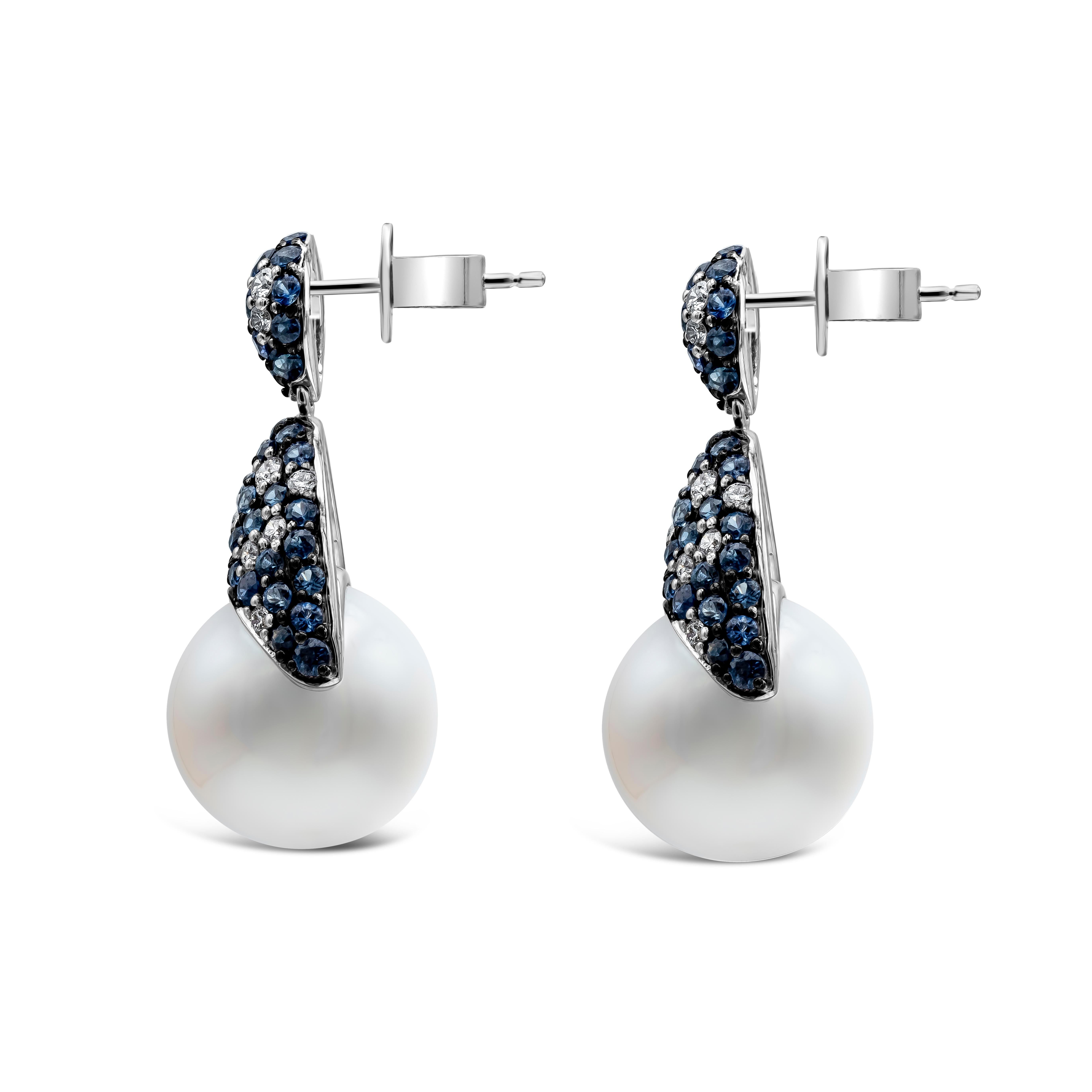 Contemporain Roman Malakov, clous d'oreilles en saphir bleu de 3,07 carats au total et perles des mers du Sud en vente