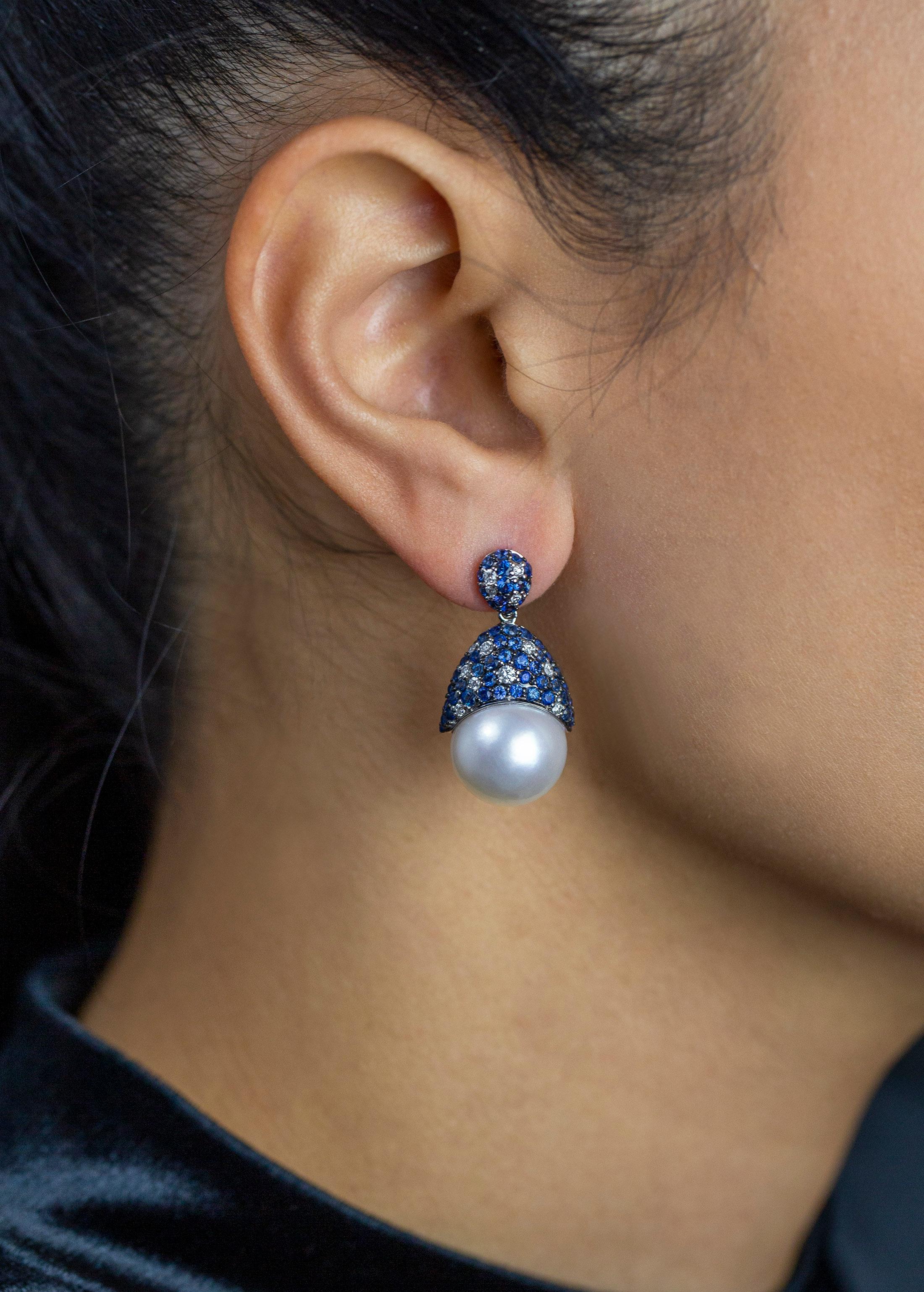 Roman Malakov, clous d'oreilles en saphir bleu de 3,07 carats au total et perles des mers du Sud Neuf - En vente à New York, NY