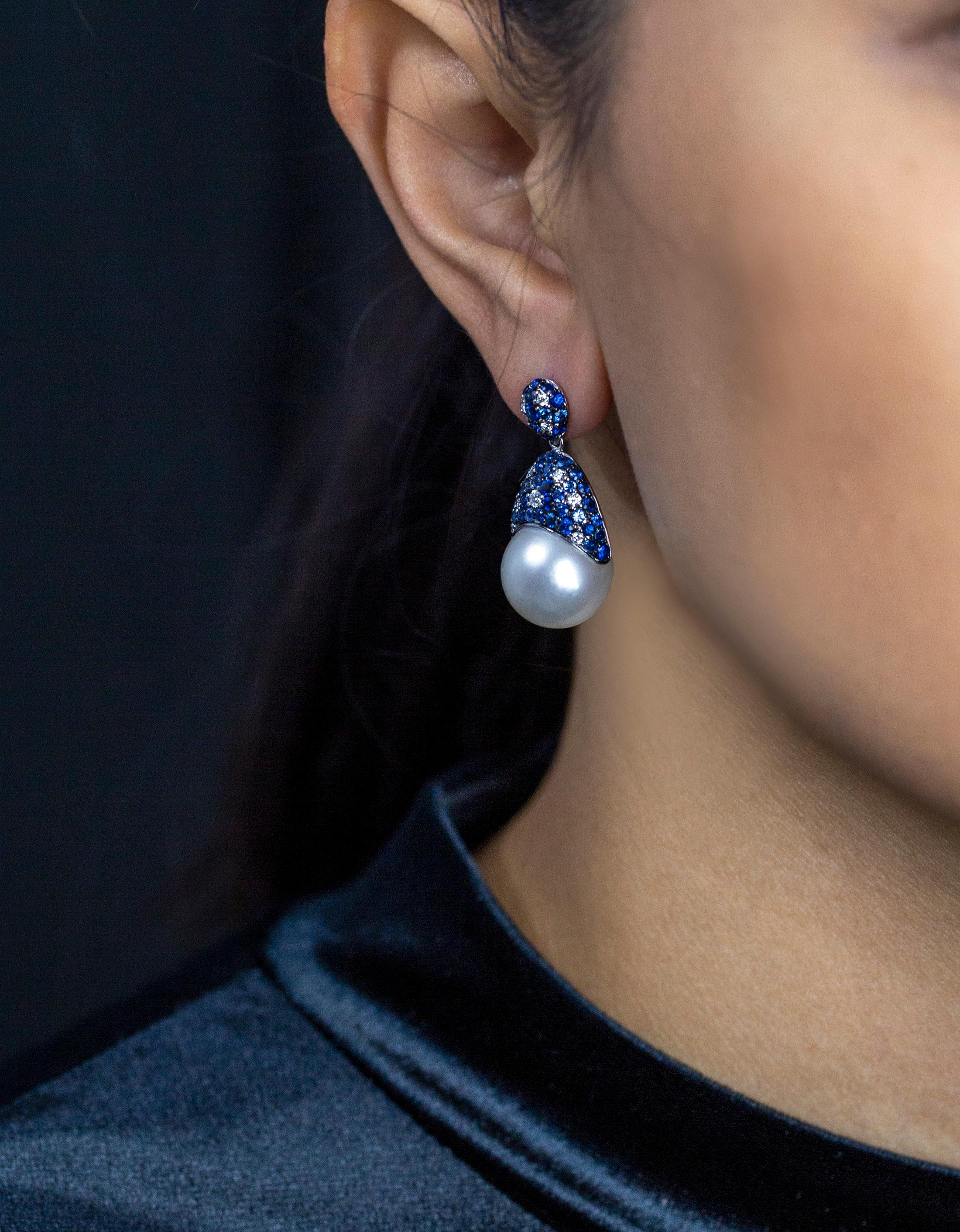 Roman Malakov, clous d'oreilles en saphir bleu de 3,07 carats au total et perles des mers du Sud Pour femmes en vente
