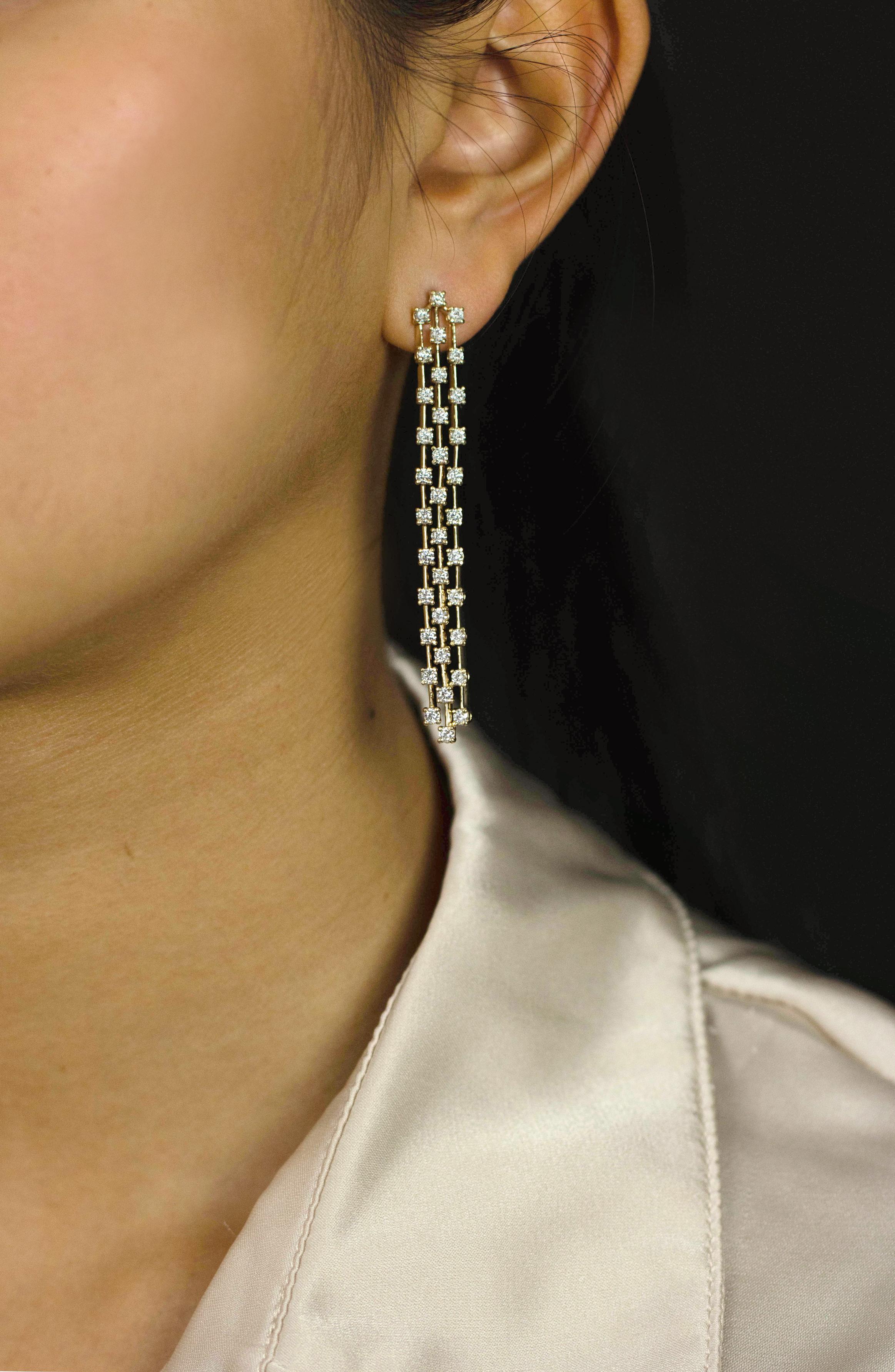 Taille ronde Roman Malakov, boucles d'oreilles chandelier à trois rangées de diamants taille ronde de 3,10 carats au total en vente