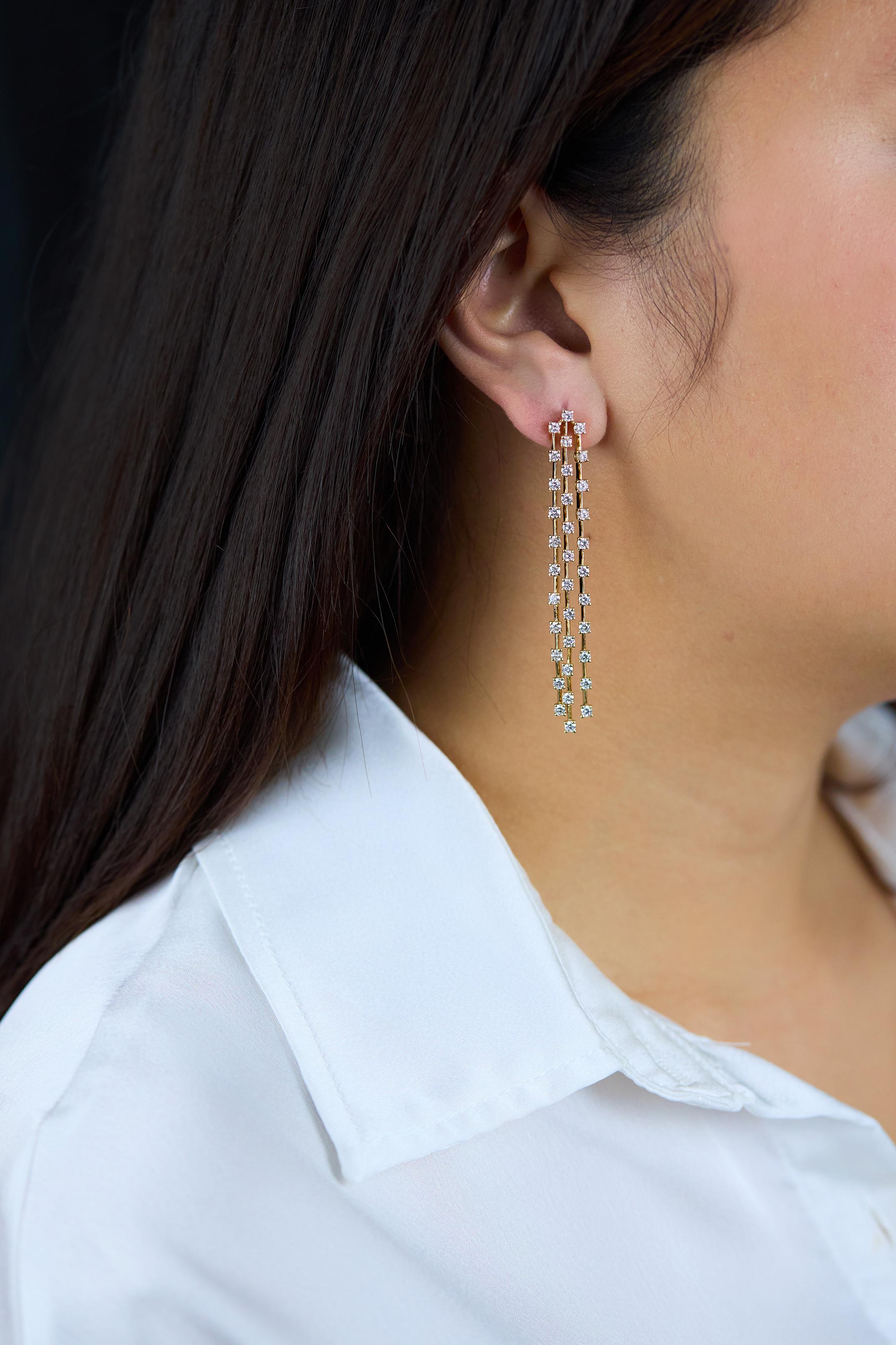 Taille ronde Roman Malakov, boucles d'oreilles chandelier à trois rangées de diamants taille ronde de 3,10 carats au total en vente