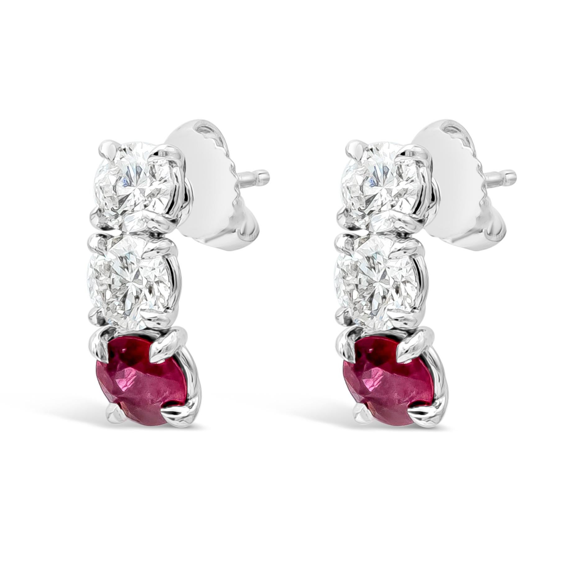 Ein einfaches und sehr stilvolles Schmuckstück ist ein Drei-Stein-Ohrring mit Burma-Rubinen von insgesamt 1,39 Karat und runden weißen Diamanten von insgesamt 1,72 Karat, Farbe F und Reinheit SI. In einer klassischen 4-Zacken-Fassung, aus Platin.