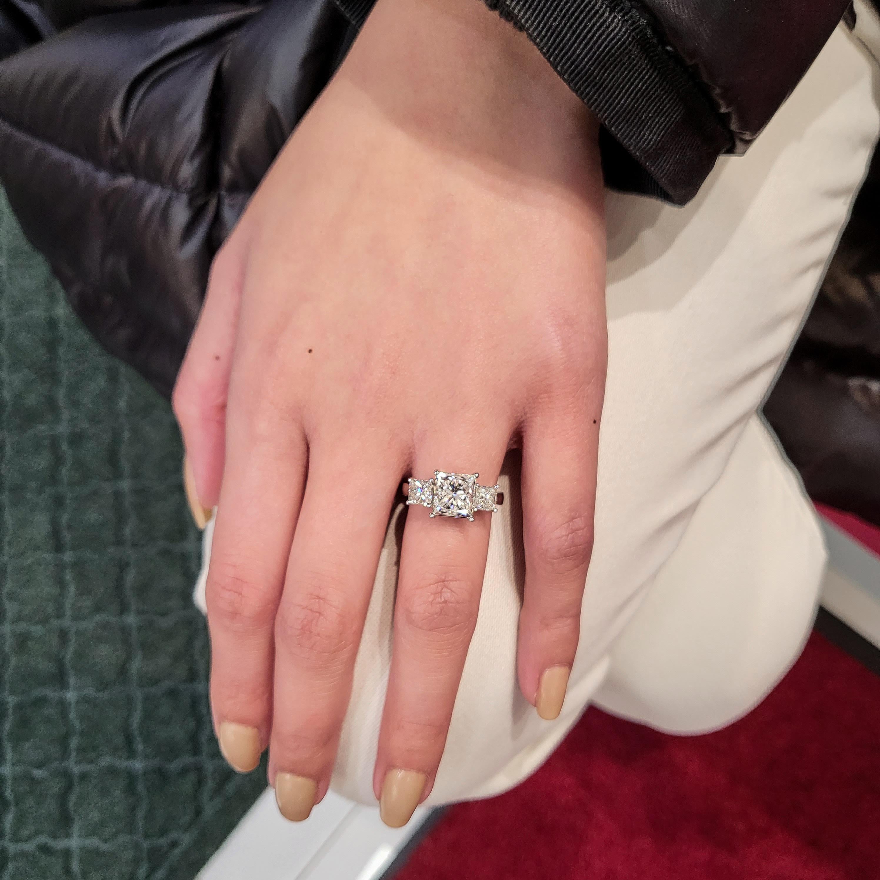 Taille princesse Roman Malakov Bague de fiançailles à trois pierres en diamant taille princesse de 3.14 carats en vente
