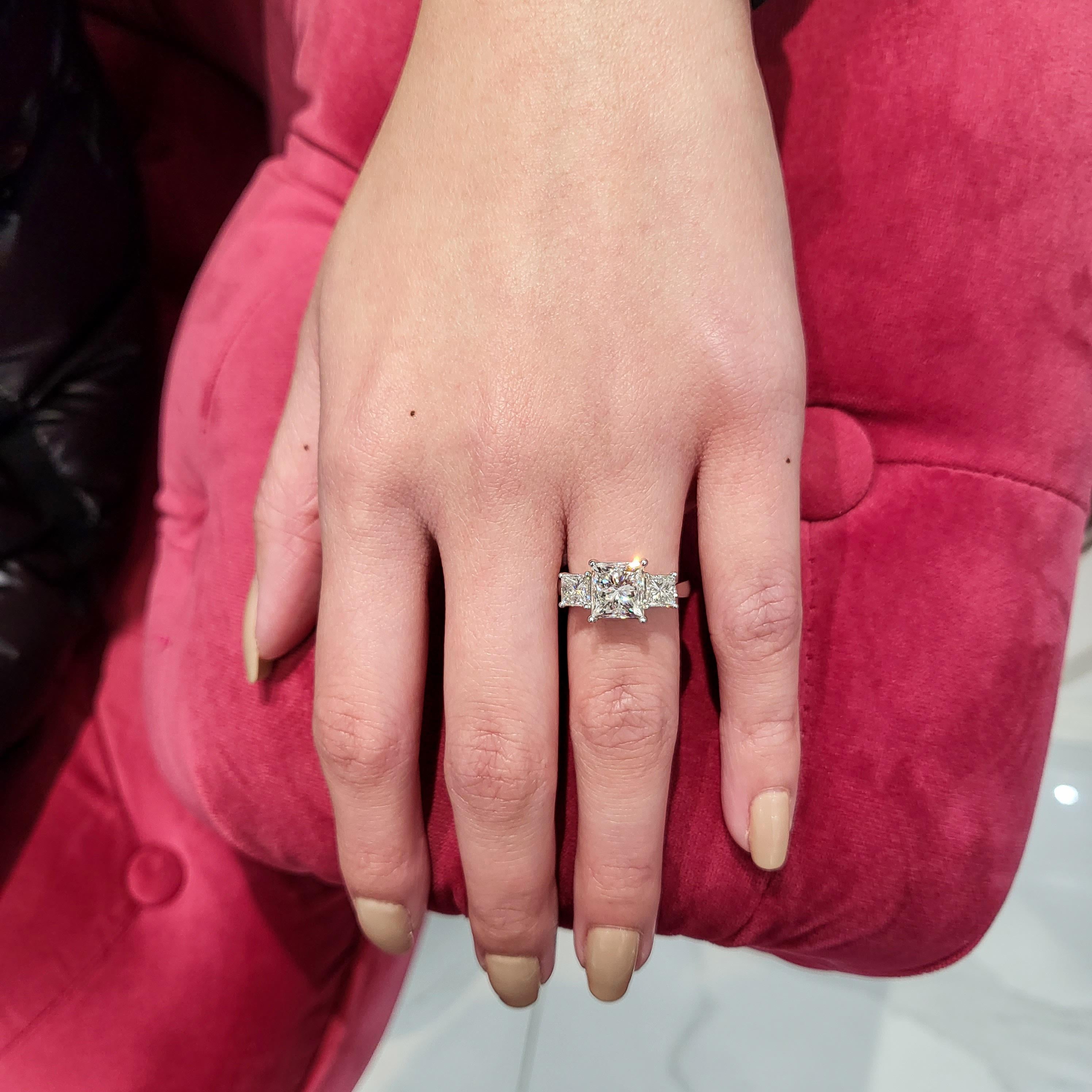 Roman Malakov Bague de fiançailles à trois pierres en diamant taille princesse de 3.14 carats Neuf - En vente à New York, NY
