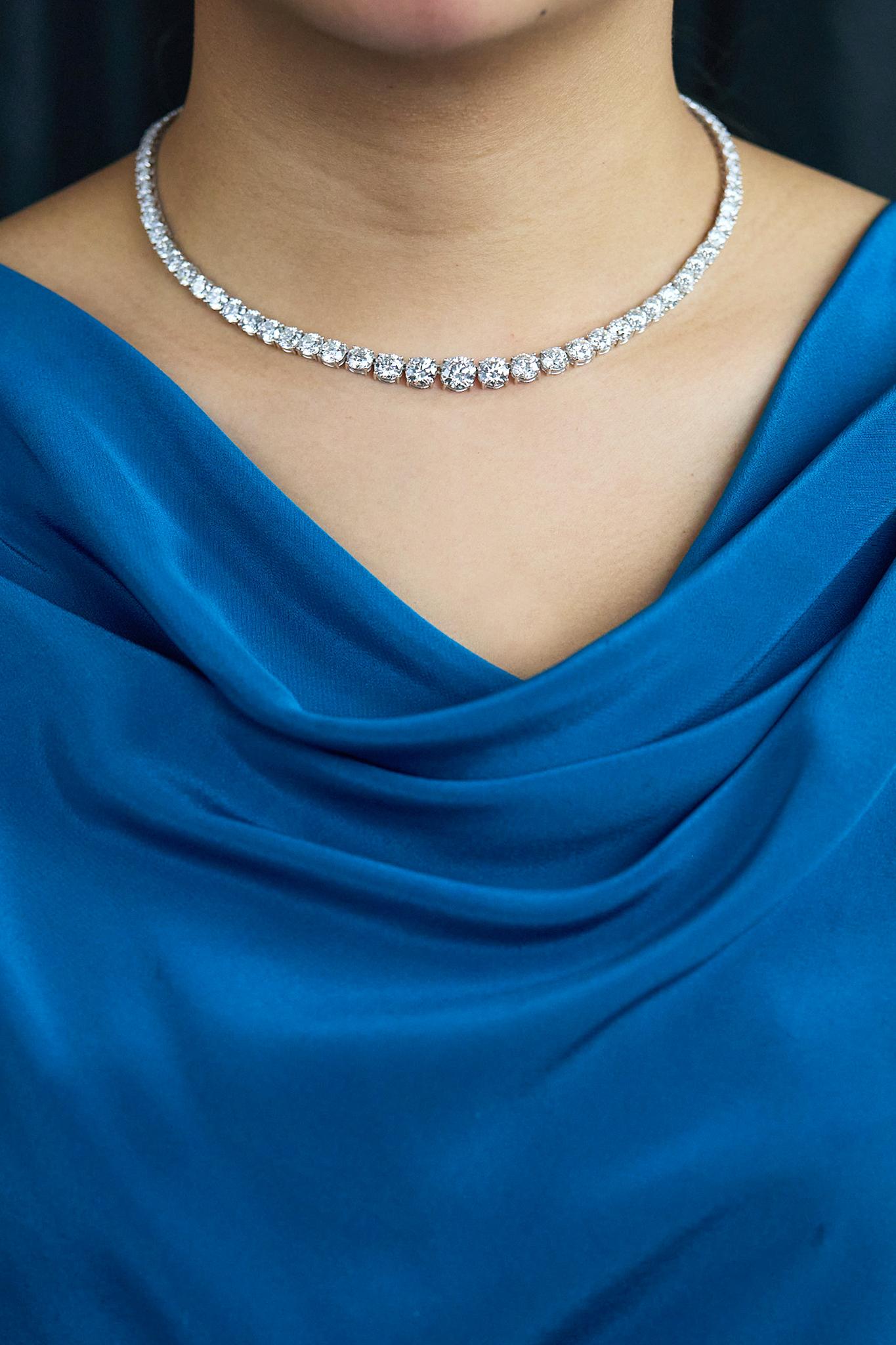 Taglio rotondo Roman Malakov Diamonds 31.46 carati totali di diamanti rotondi taglio Brilliante Collana Riviera in vendita