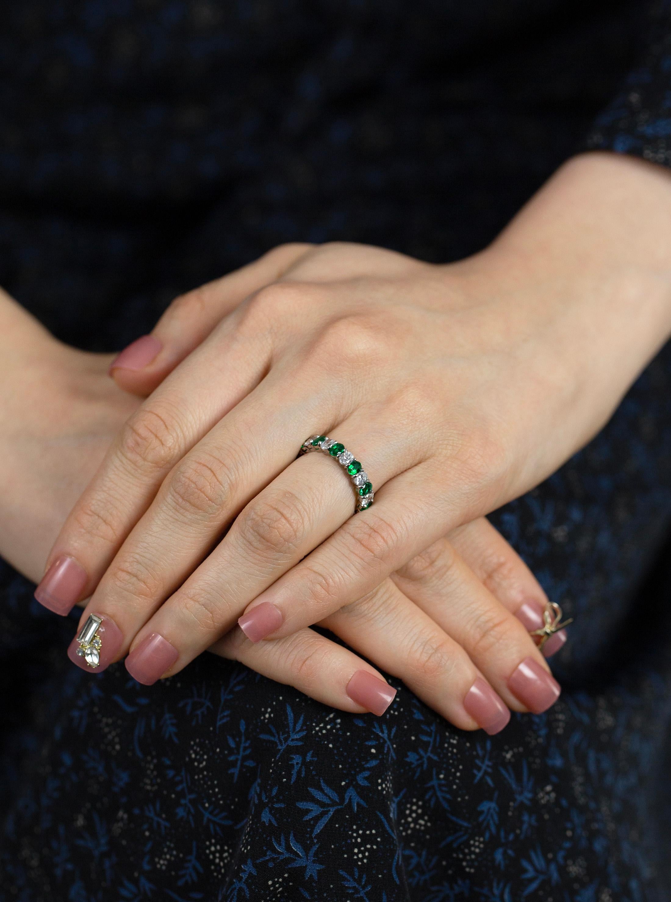 Roman Malakov Ehering mit grünem Smaragd im Ovalschliff und Diamanten, 3,16  Damen im Angebot