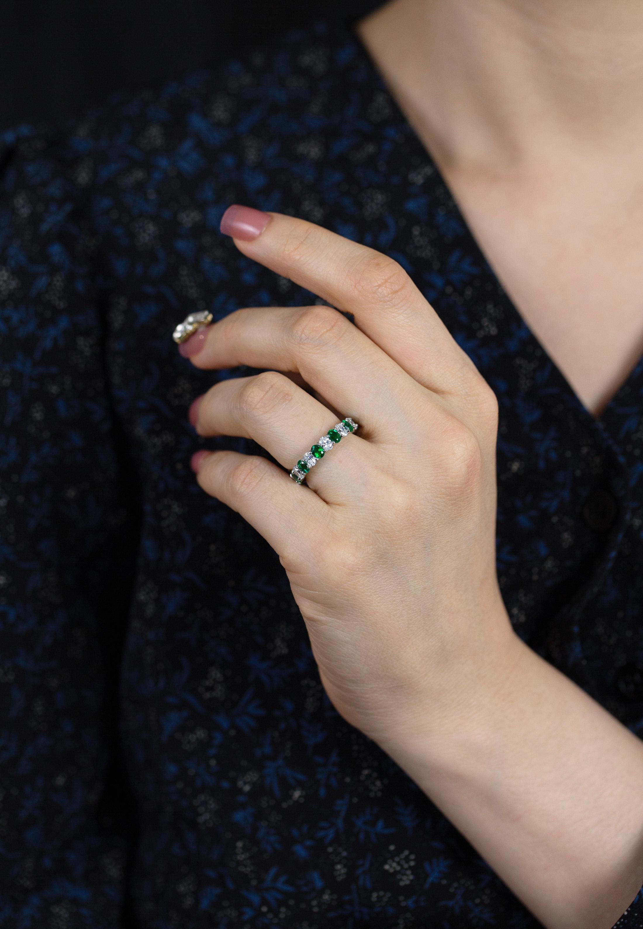 Roman Malakov Ehering mit grünem Smaragd im Ovalschliff und Diamanten, 3,16  im Angebot 2