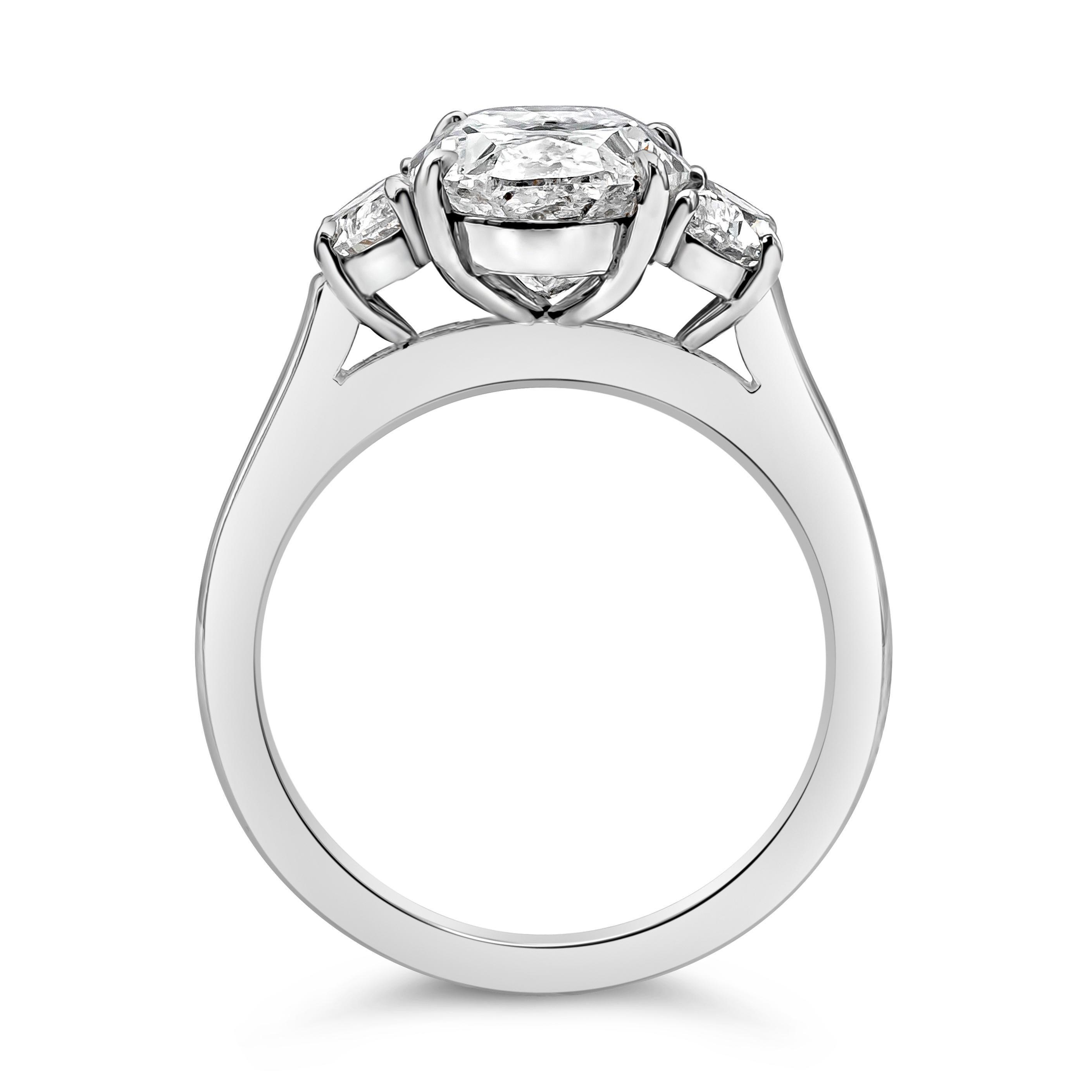 Roman Malakov Verlobungsring mit 3,23 Karat Diamanten im Ovalschliff und drei Steinen (Zeitgenössisch) im Angebot