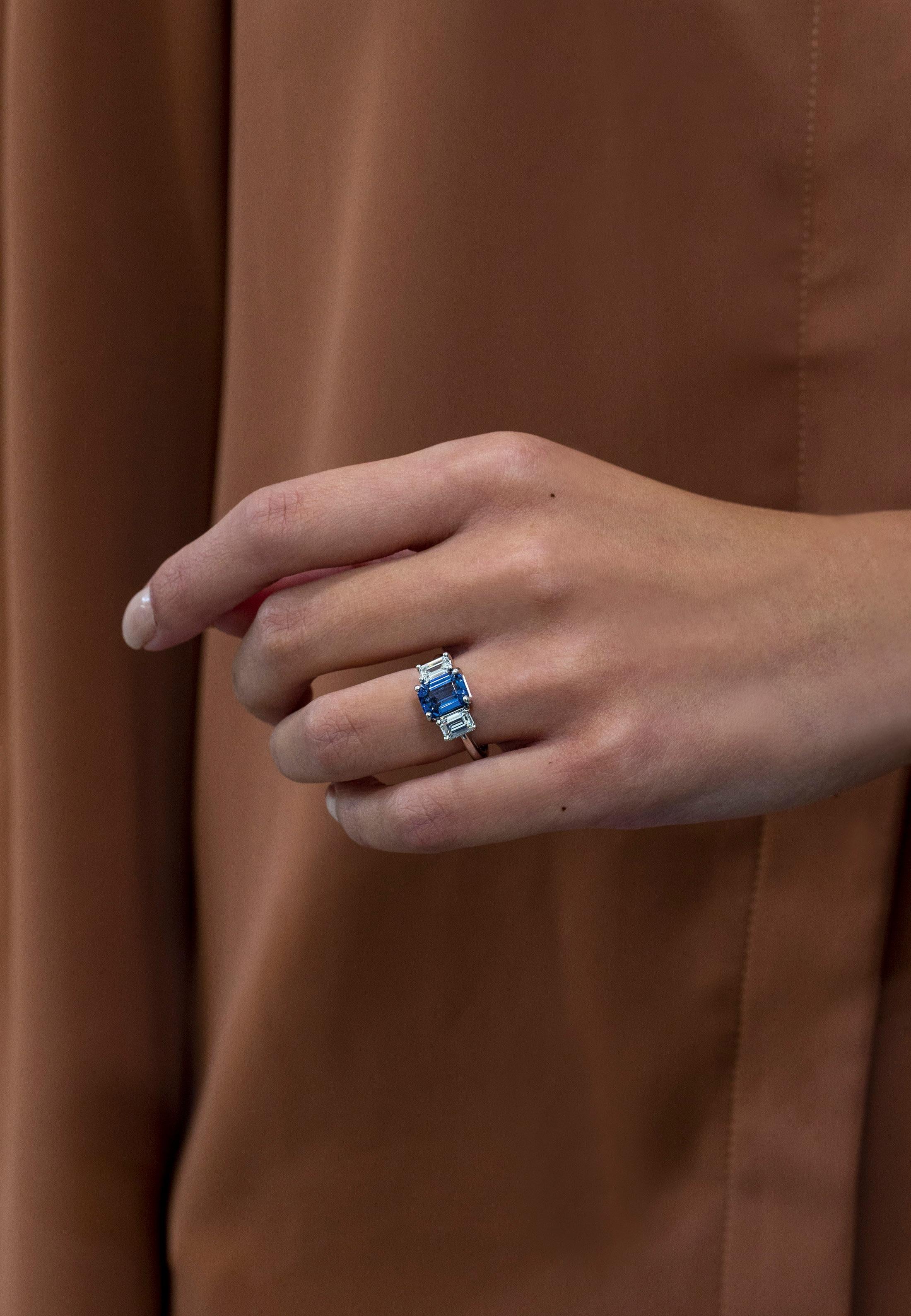 Verlobungsring mit drei Steinen, GIA-zertifizierter 3,25 Karat blauer Saphir im Smaragdschliff Damen im Angebot