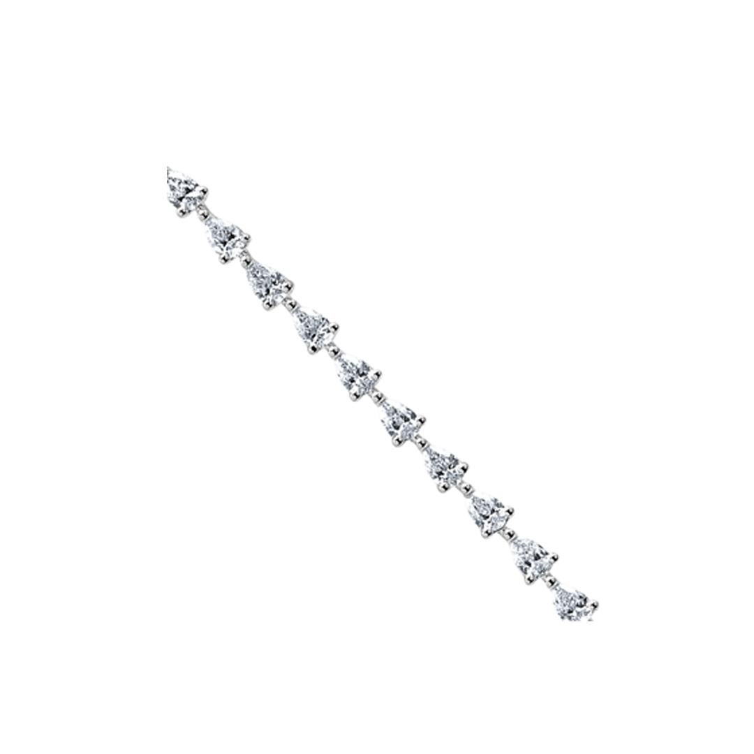 Un elegante bracciale tennis con 38 diamanti a forma di pera per un peso totale di 3,34 carati, ciascuno incastonato in una montatura a tre punte. Accentuato da un singolo diamante rotondo taglio brillante incastonato nella chiusura. Finemente
