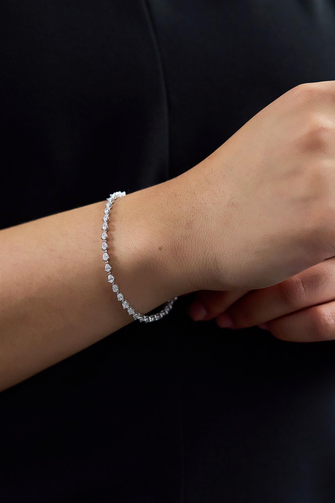 Contemporaneo Roman Malakov Diamonds 3,34 carati totali di diamanti a forma di pera in oro bianco in vendita