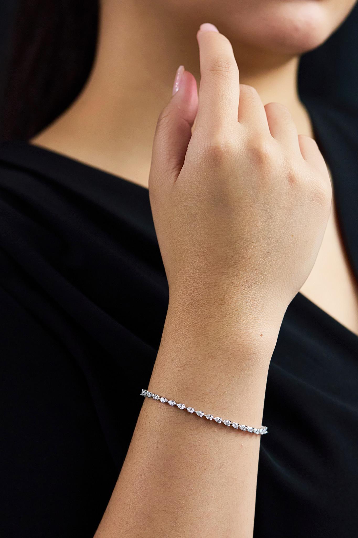 Taglio a goccia Roman Malakov Diamonds 3,34 carati totali di diamanti a forma di pera in oro bianco in vendita