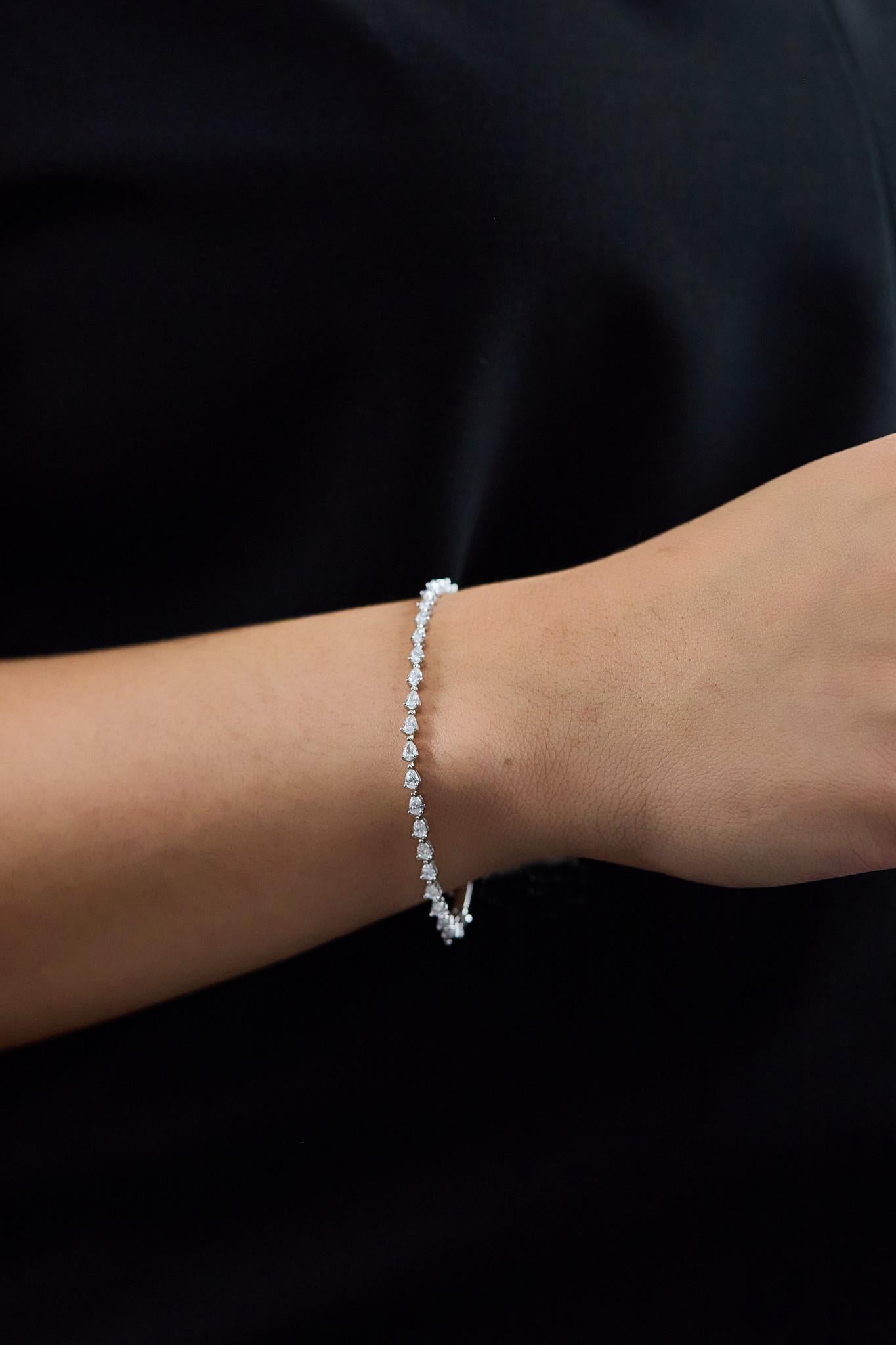 Roman Malakov Diamonds 3,34 carati totali di diamanti a forma di pera in oro bianco In condizioni Nuovo in vendita a New York, NY