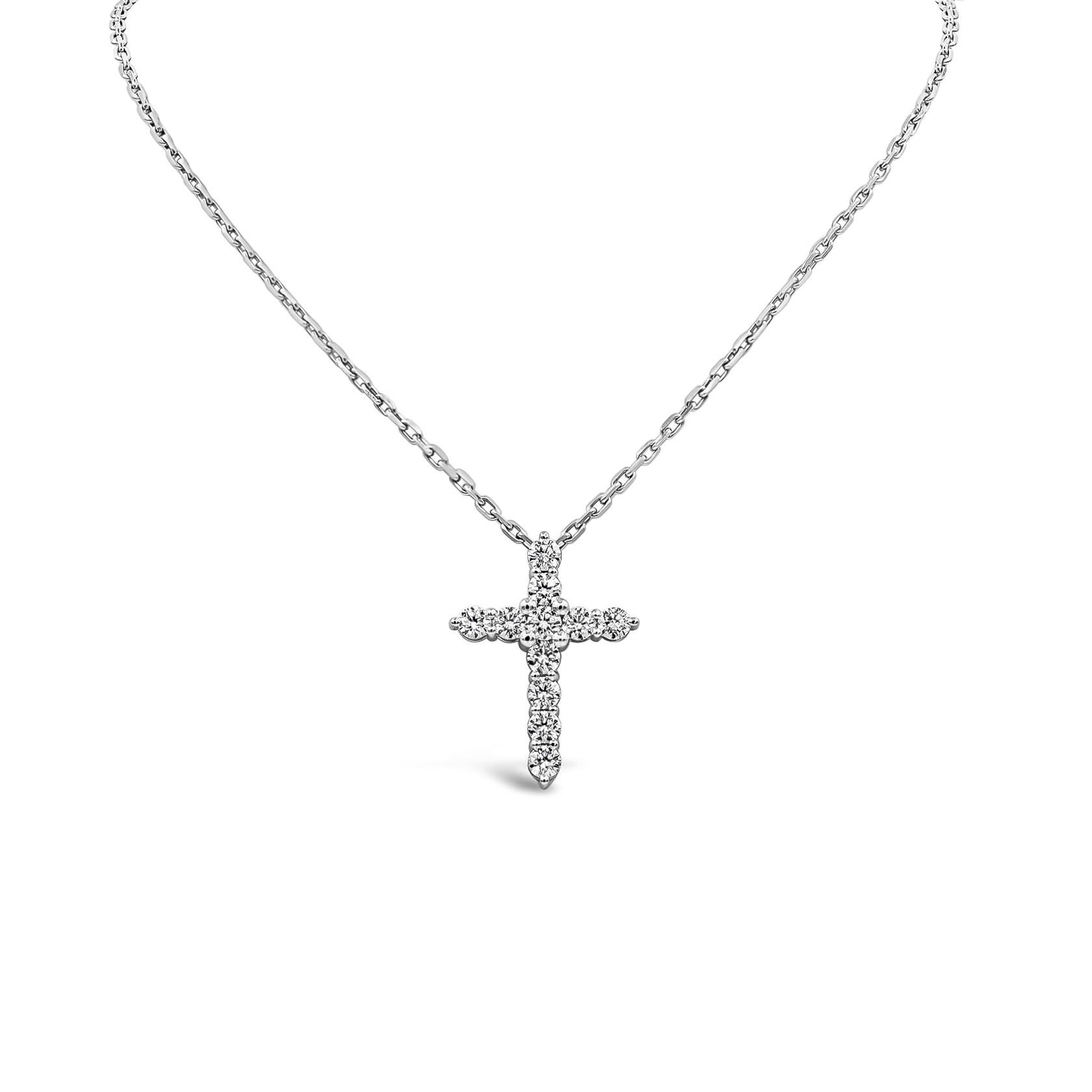 Collier pendentif croix classique, mettant en valeur 3,39 carats de diamants ronds de taille brillant, de couleur E-F et de pureté SI2. Serti sur de l'or blanc 18 carats et suspendu à une chaîne en or blanc 14 carats. La chaîne mesure 16 pouces de