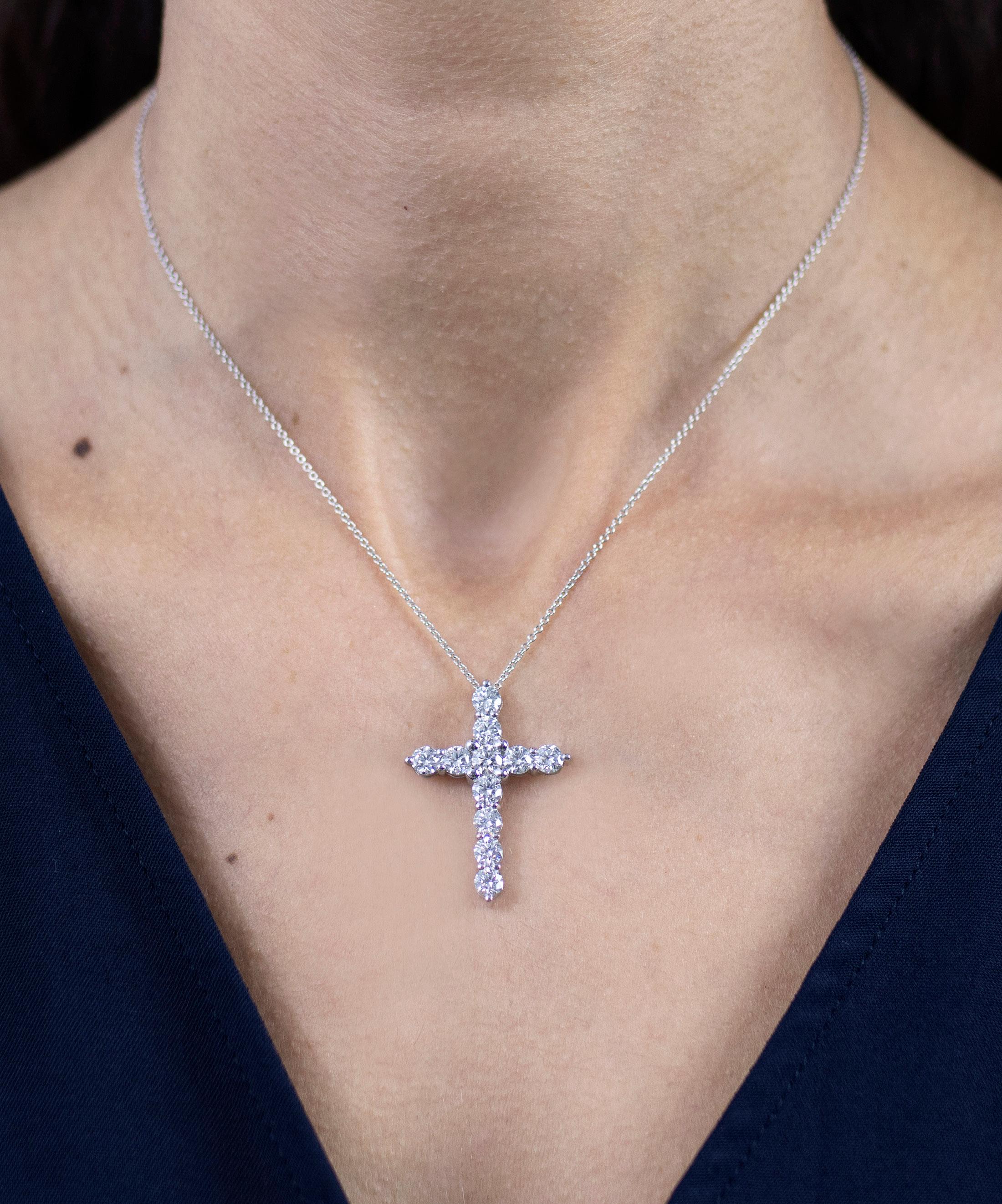 Roman Malakov Halskette mit religiösem Kreuz-Anhänger, 3,39 Karat insgesamt runder Diamant (Rundschliff) im Angebot