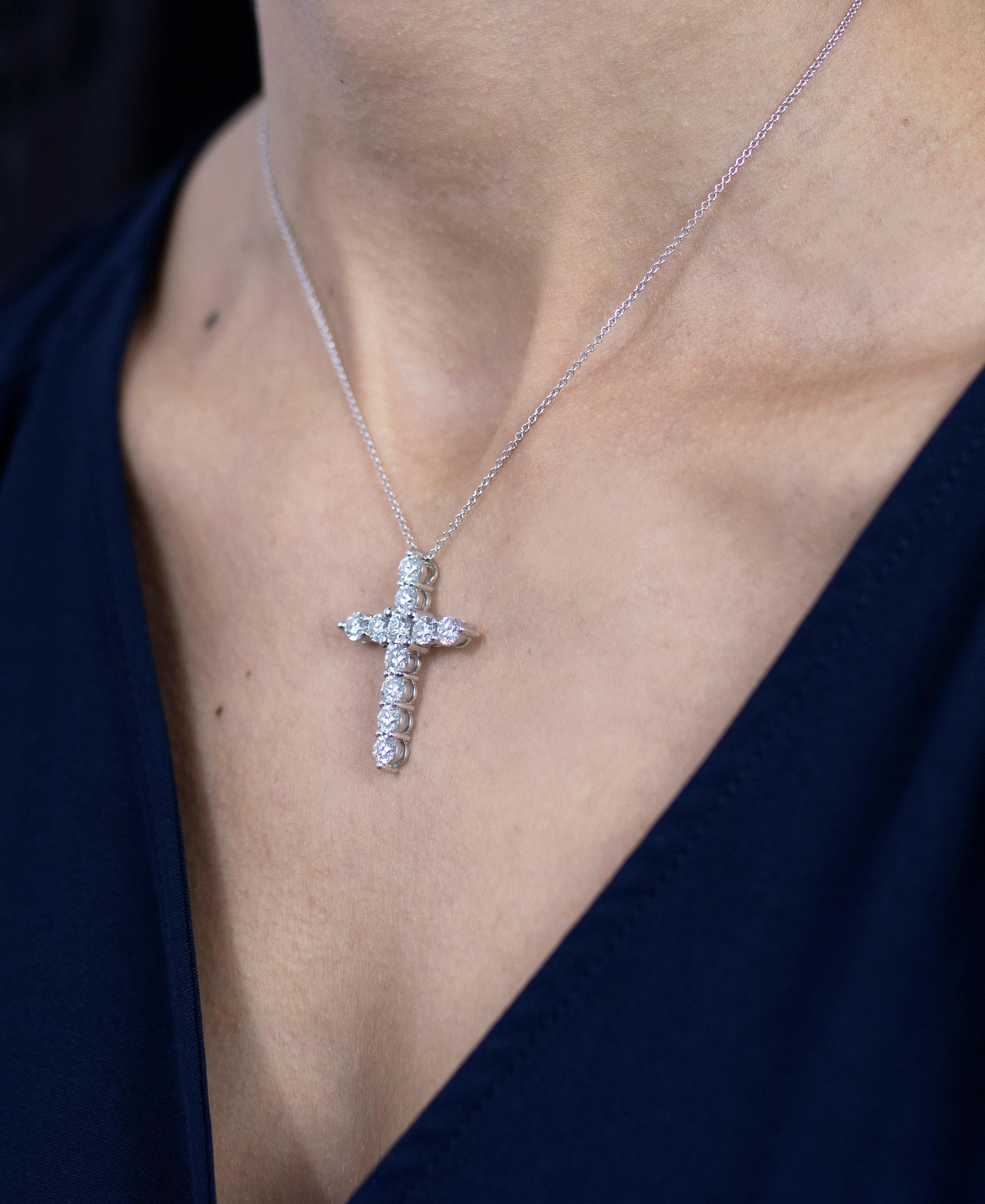 Roman Malakov, collier pendentif croix avec diamants ronds de 3,39 carats au total Unisexe en vente