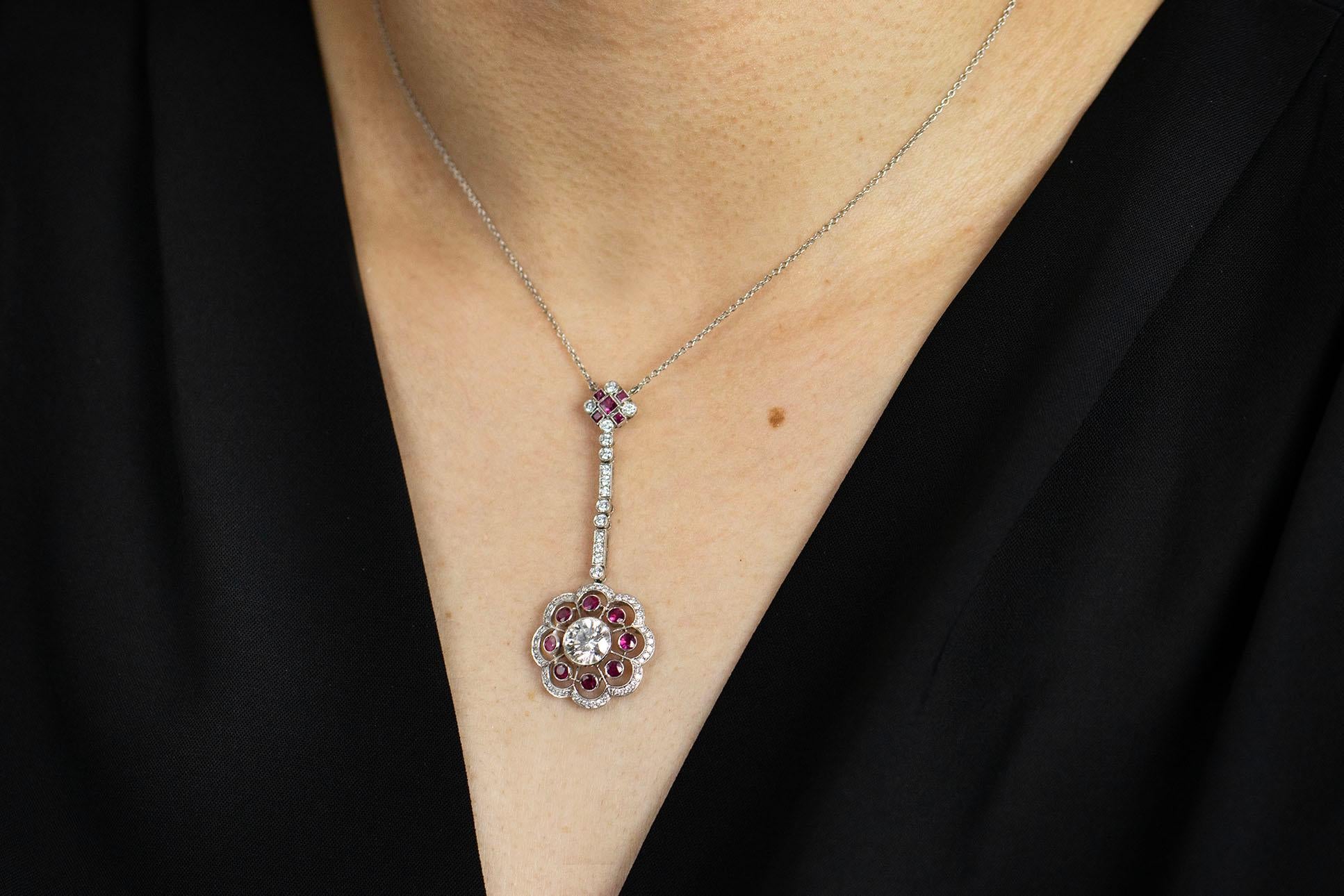 Vintage 3,39 Karat insgesamt Rubin und Diamant Blumenmotiv Tropfen Halskette im Zustand „Gut“ im Angebot in New York, NY